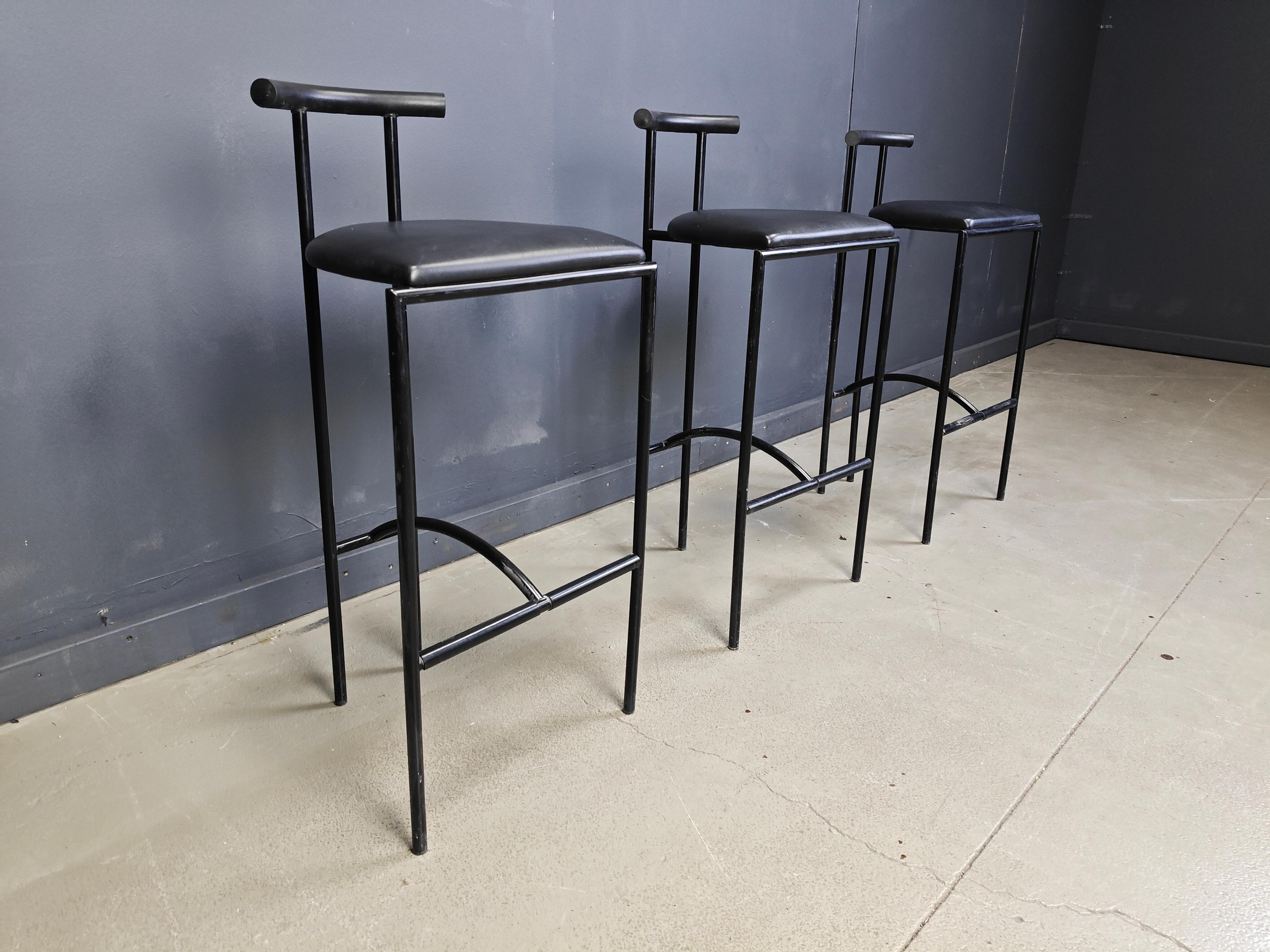 Taburetes de bar Tokio postmodernos de Rodney Kinsman para Bieffeplast, años 80 - set de 3 en Bueno estado para la venta en Leuven, Vlaams Gewest