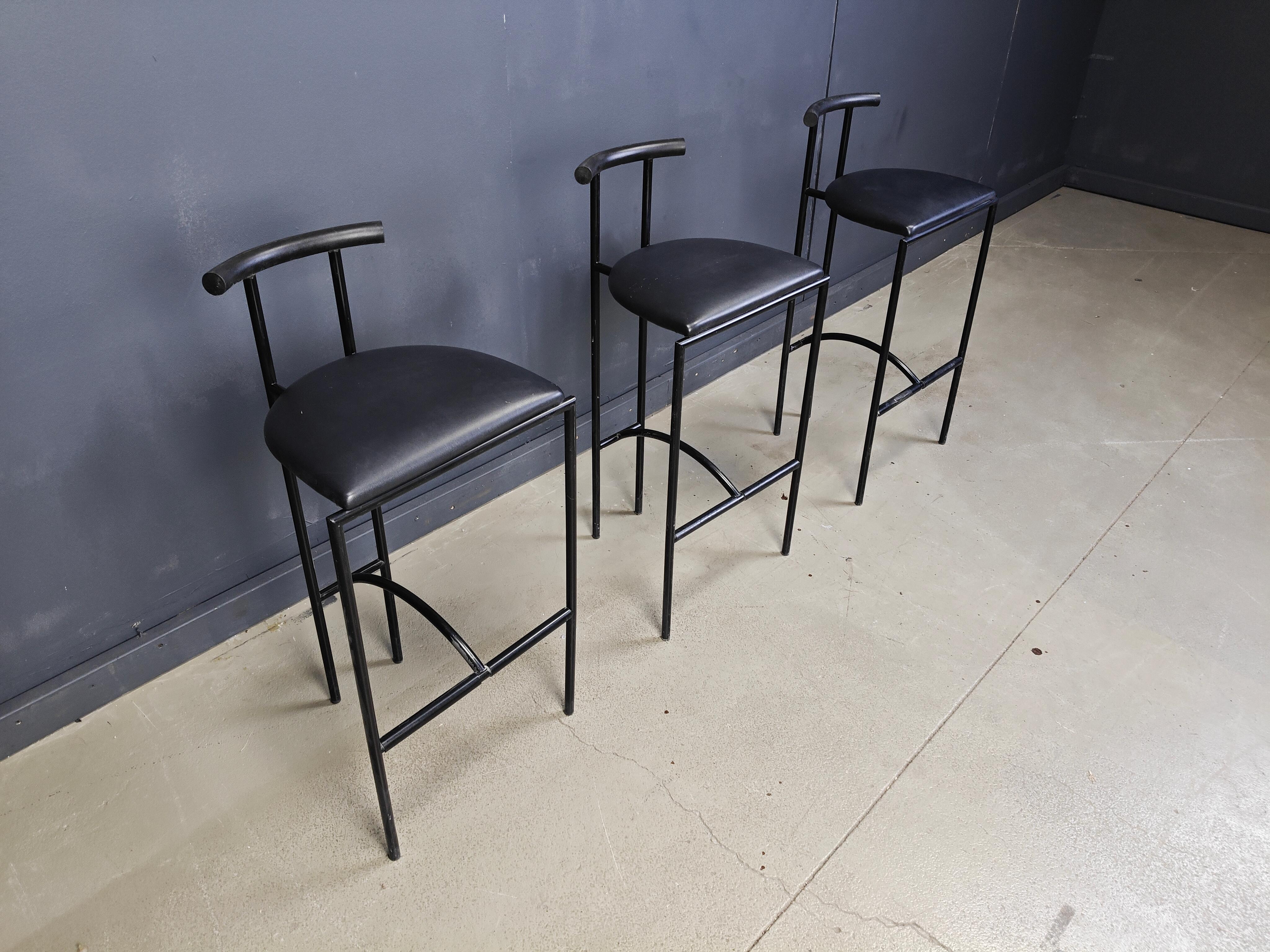 Taburetes de bar Tokio postmodernos de Rodney Kinsman para Bieffeplast, años 80 - set de 3 finales del siglo XX en venta