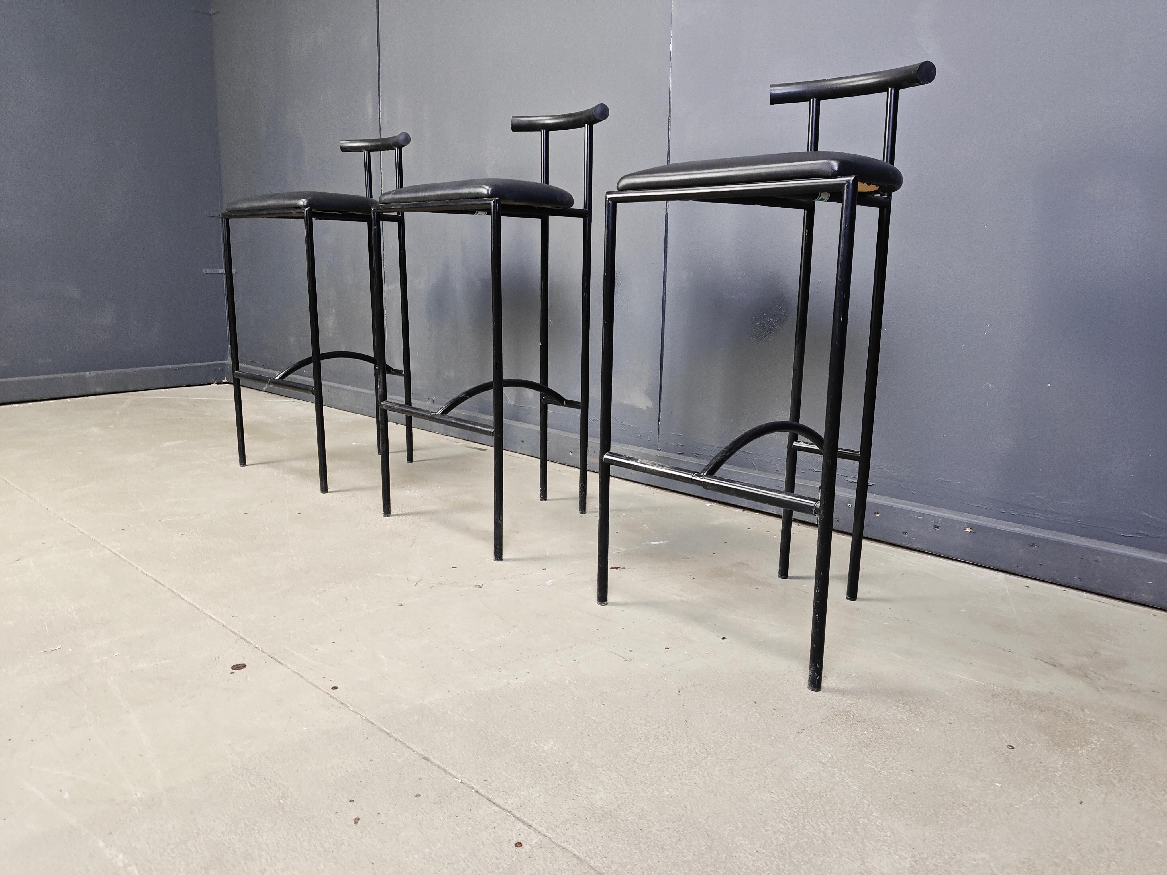 Taburetes de bar Tokio postmodernos de Rodney Kinsman para Bieffeplast, años 80 - set de 3 Metal en venta
