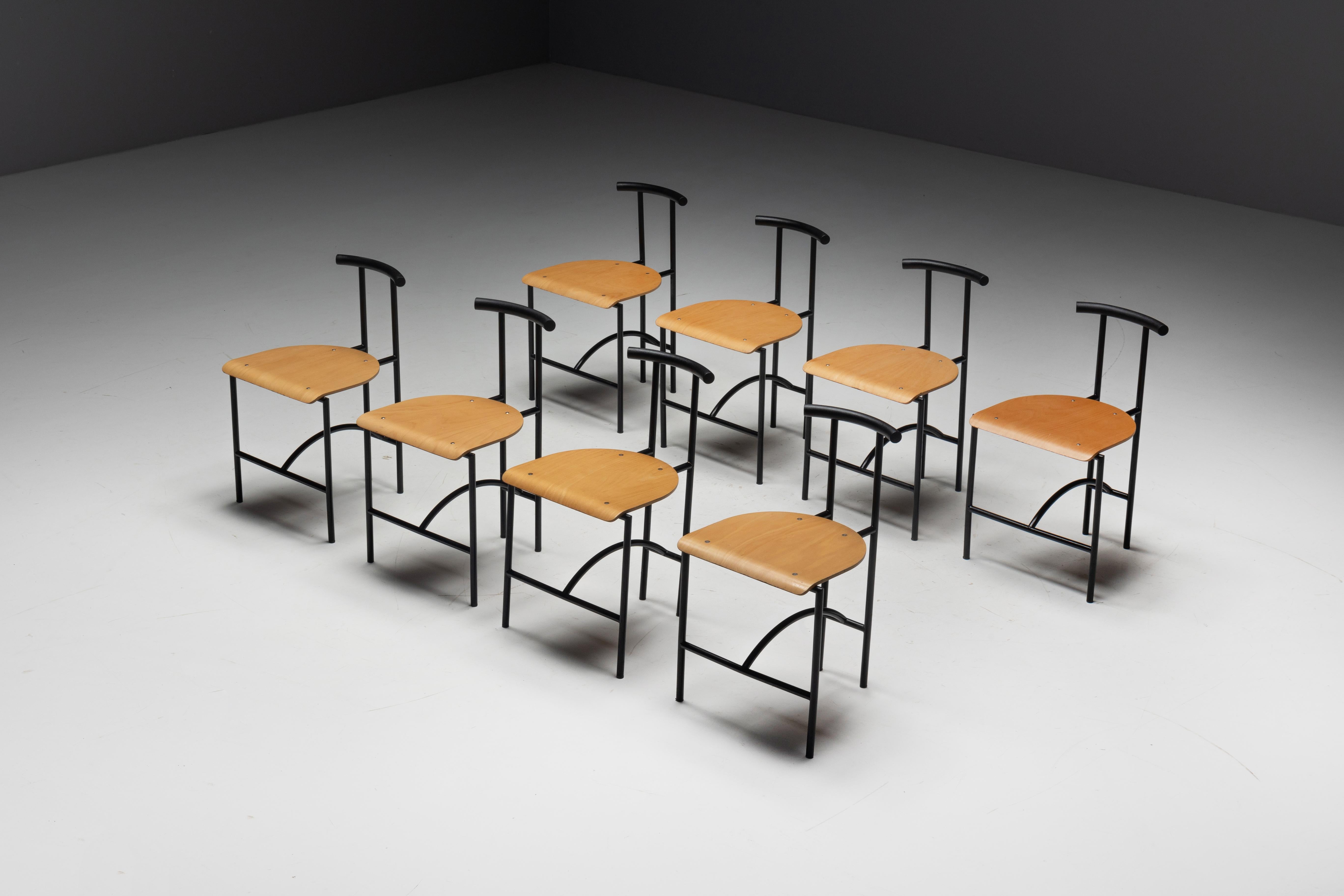 Set di 8 sedie da pranzo Rodney Kinsman Tokyo per Bieffeplast, un design postmoderno degli anni '80 caratterizzato da eleganti strutture in acciaio nero con sedute in impiallacciatura di faggio. Le linee eleganti e minimaliste riflettono l'approccio