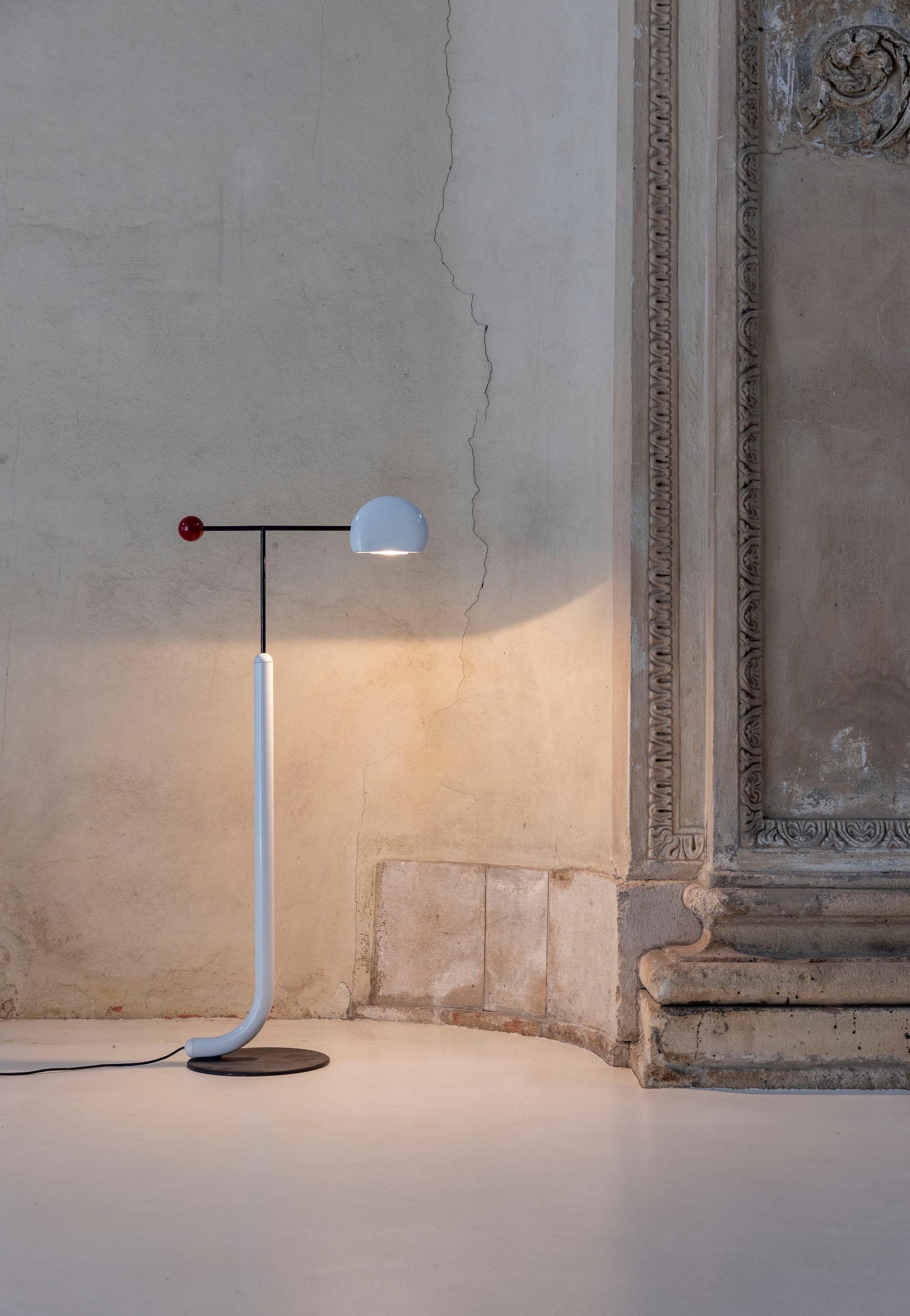 Lámpara de pie posmoderna Tomo, del diseñador japonés Toshiyuki Kita y producida por Luci Italia. Elegante lámpara de metal y plástico. La lámpara es regulable en altura y tanto el reflector como la lámpara se pueden girar. Un bello ejemplo de