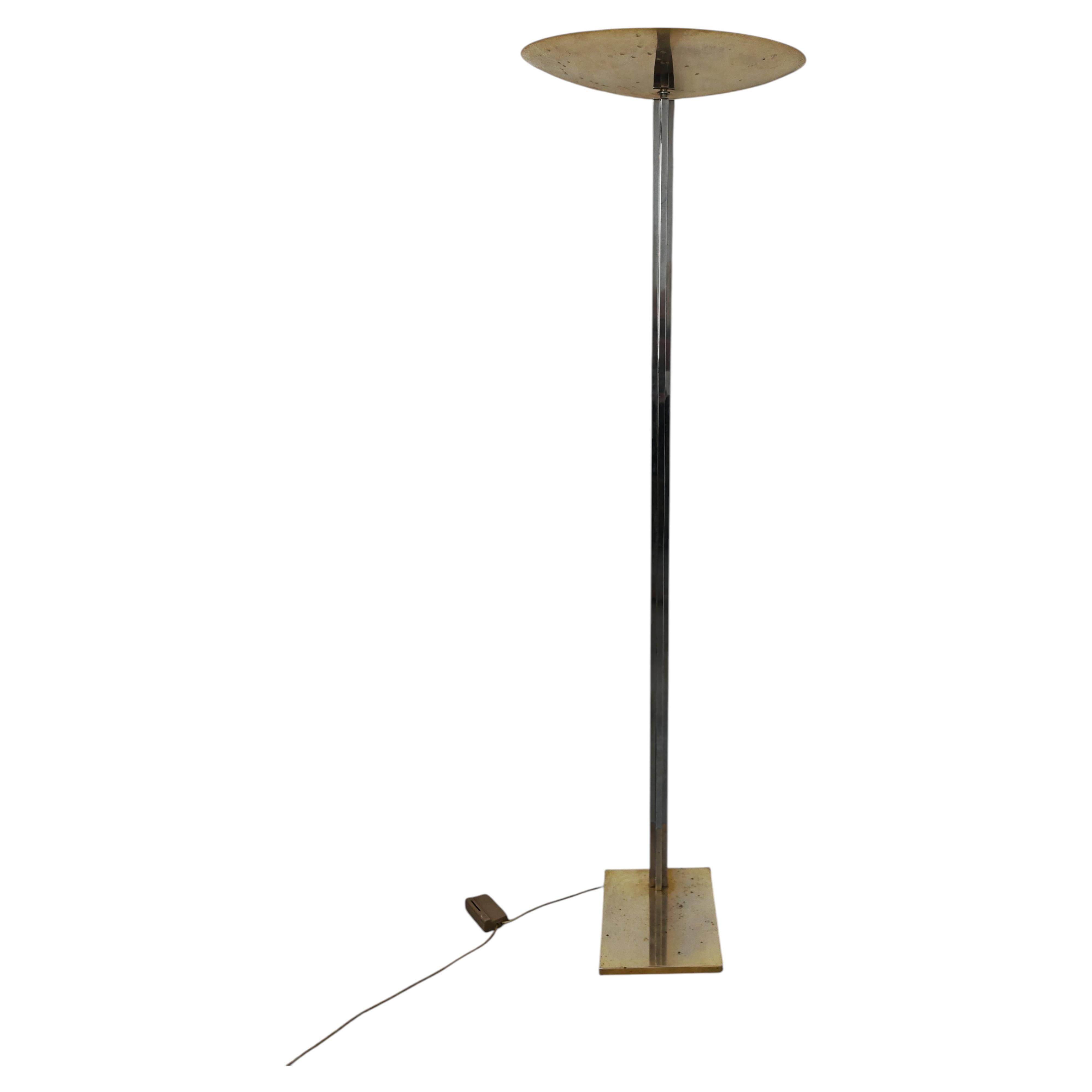 Lampada torchiere postmoderna in cromo e ottone, attribuita a Romeo Rega, Italia, anni '70. in vendita