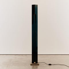 Lampada da terra Totem postmoderna in nero di Kazuhide Takahama per Sirrah