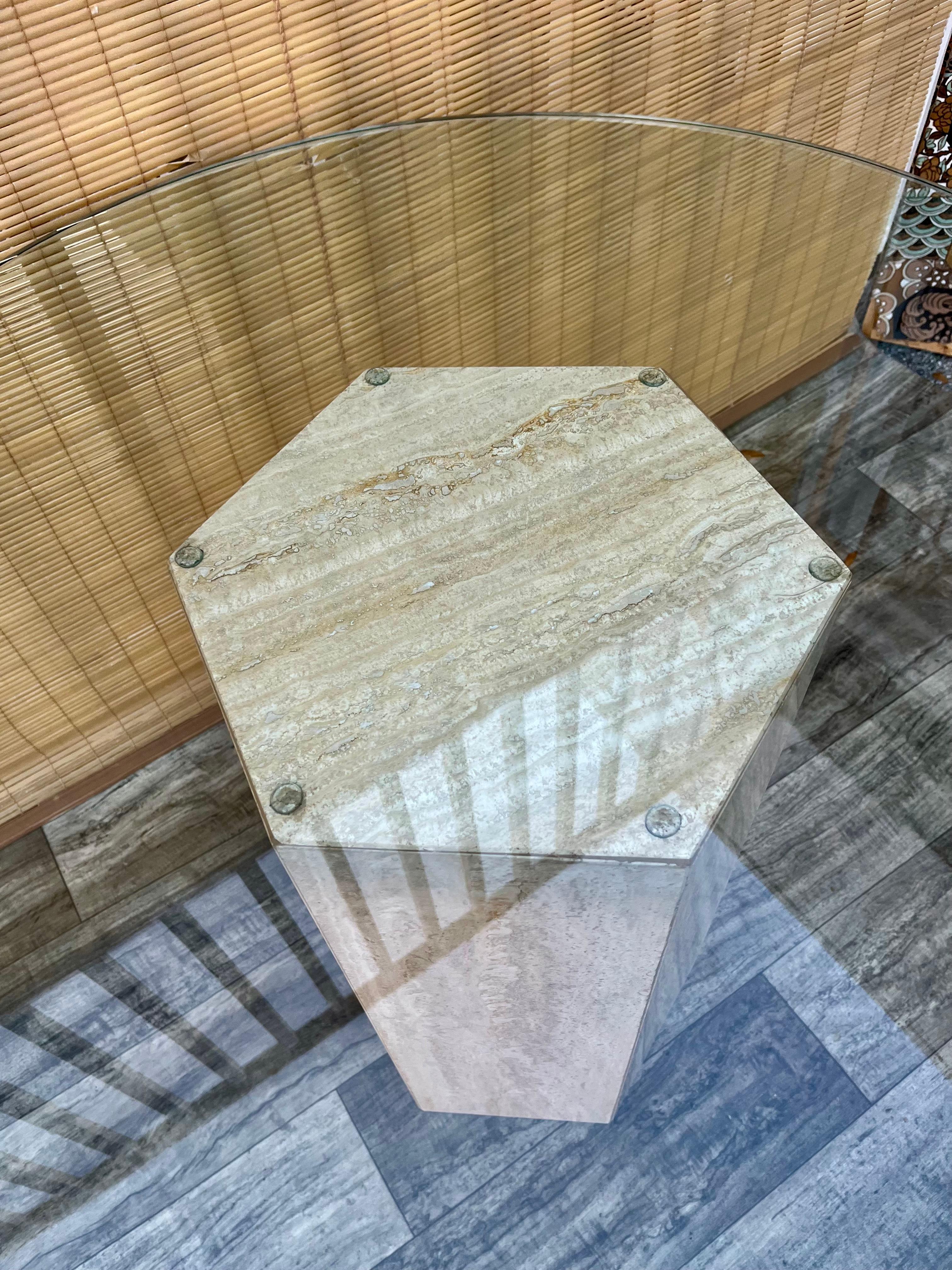 Table centrale/dînatoire postmoderne en travertin avec piètement et plateau en verre. Circa 1970 en vente 6