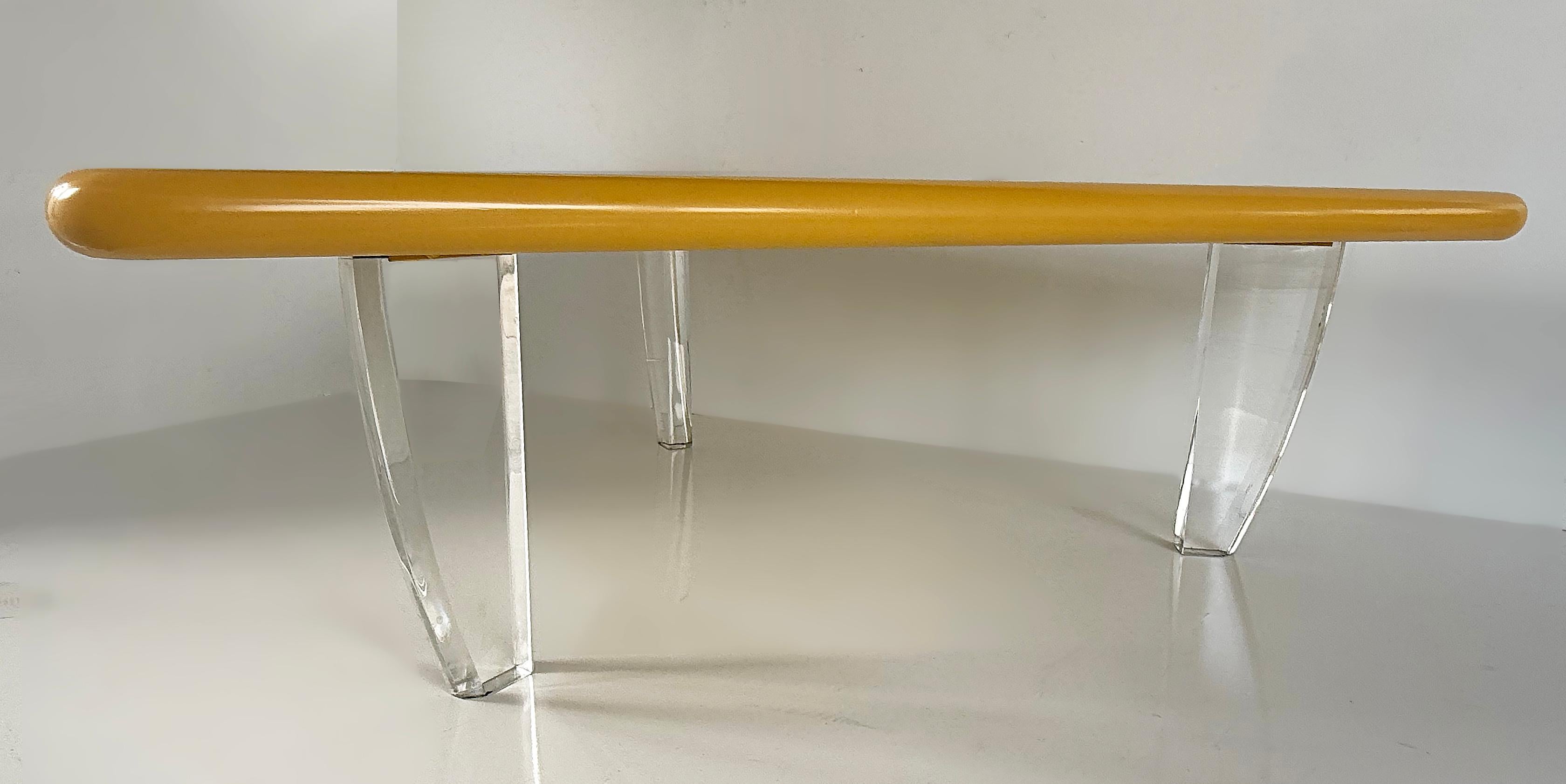 Postmoderner dreieckiger Couchtisch im Stil von Giovanni Offredi Saporiti Italia

Zum Verkauf angeboten wird ein stilvoller gelber postmoderner dreieckiger Couchtisch aus Harz und Lucite, der im Stil von Giovanni Offredi für Saporiti Italia