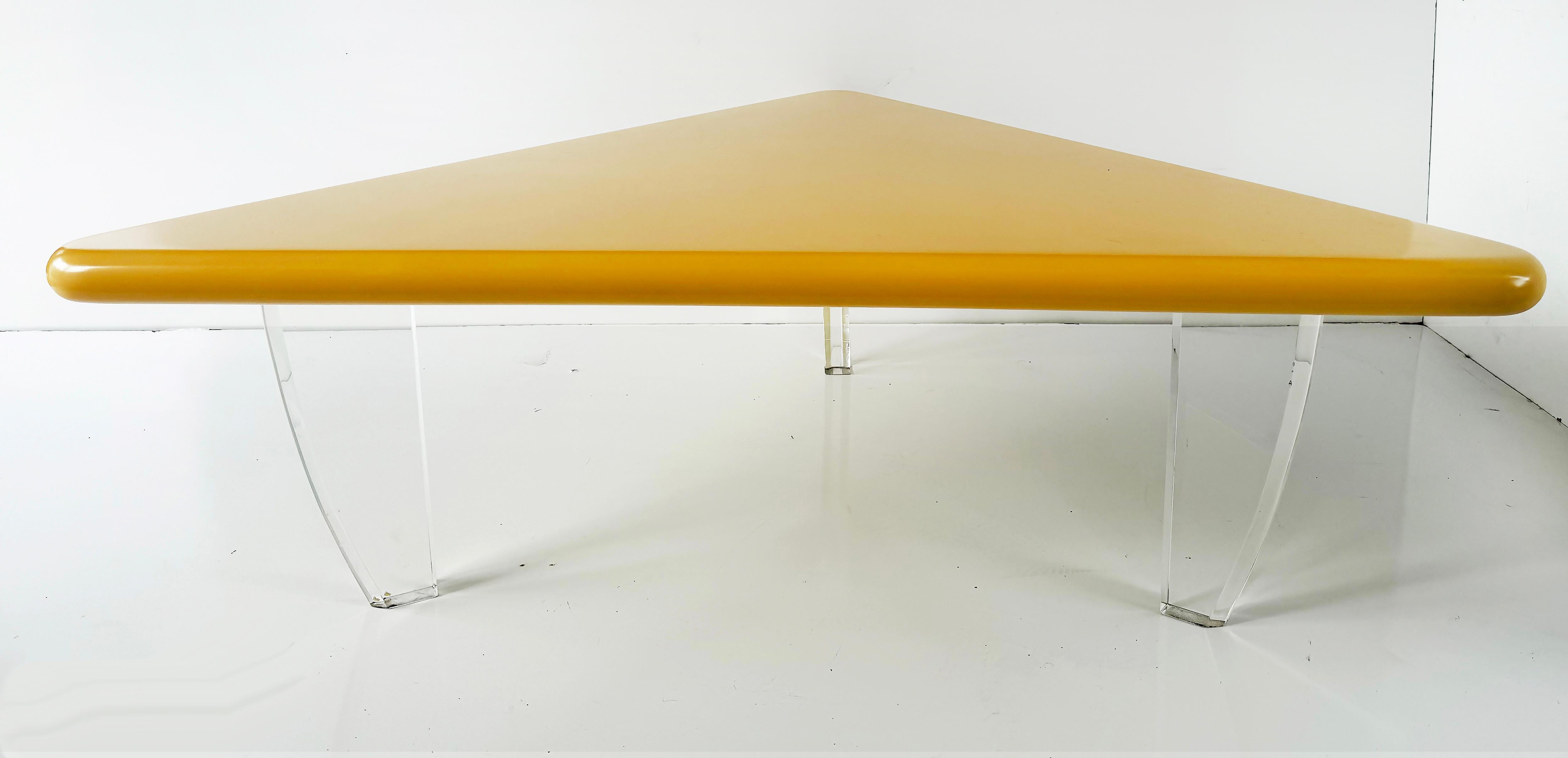 Postmoderner dreieckiger Couchtisch im Stil von Giovanni Offredi Saporiti Italia (20. Jahrhundert) im Angebot