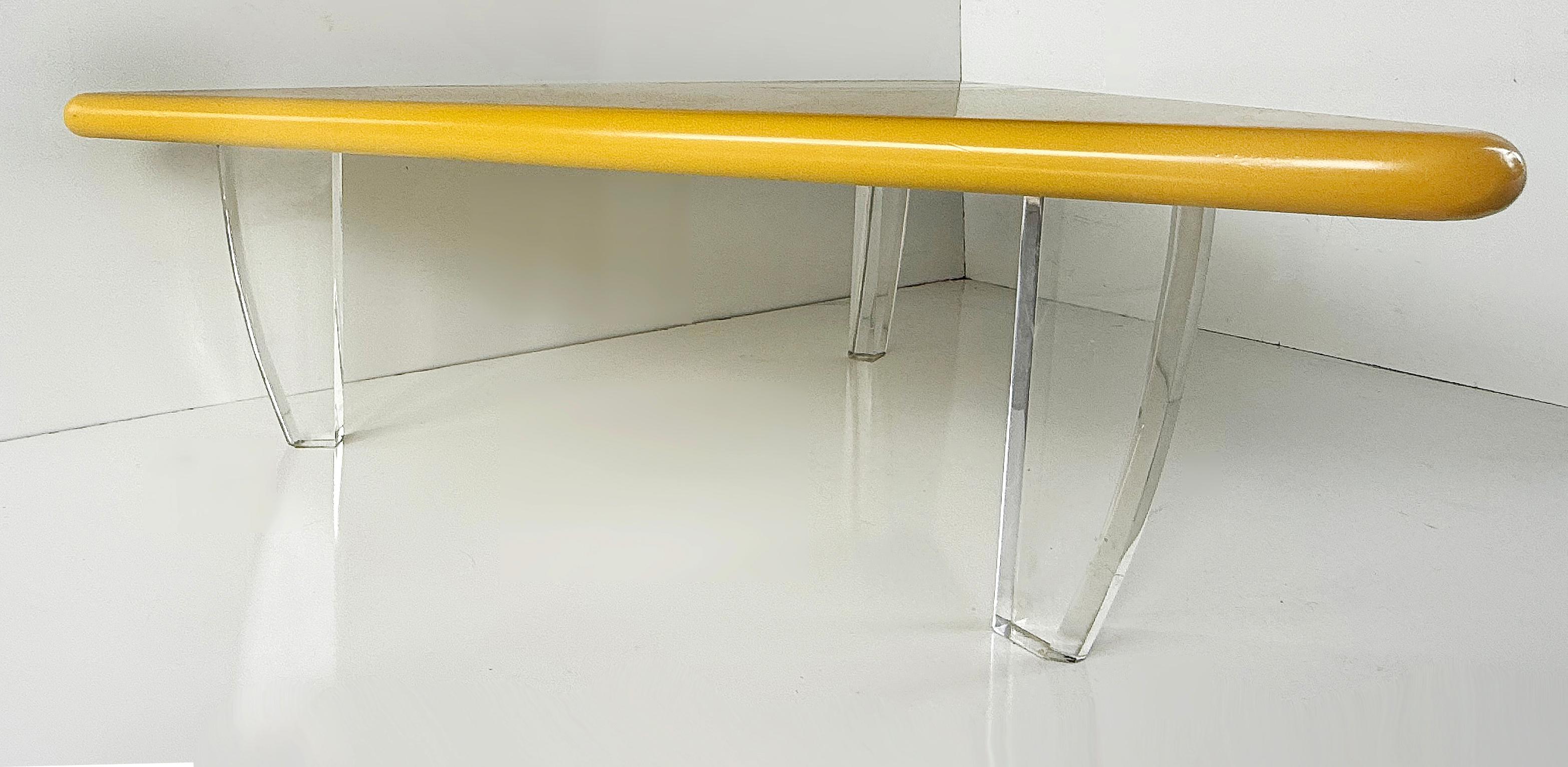 Postmoderner dreieckiger Couchtisch im Stil von Giovanni Offredi Saporiti Italia (Harz) im Angebot