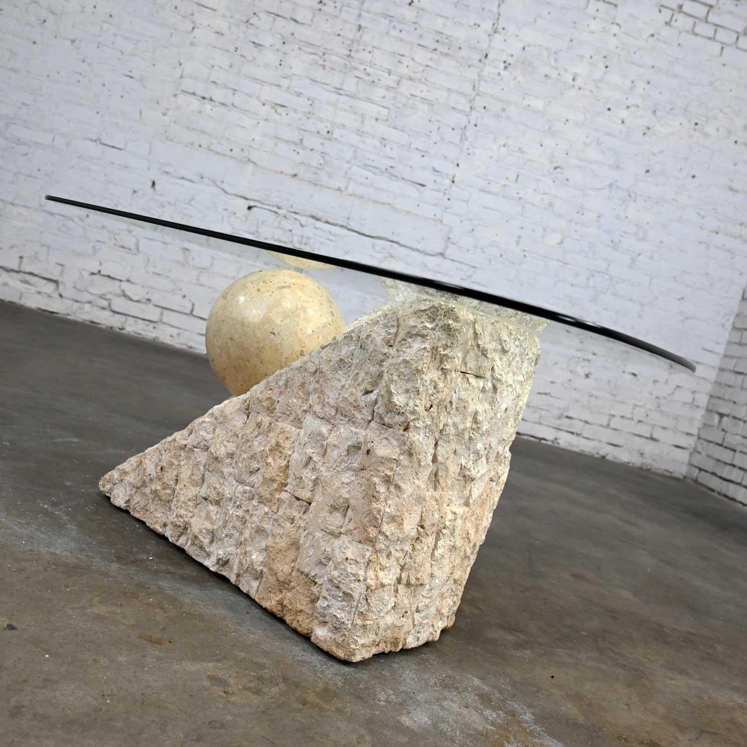 Table basse postmoderne en pierre tessellée triangulaire Style Sphère Maitland Smith en vente 3