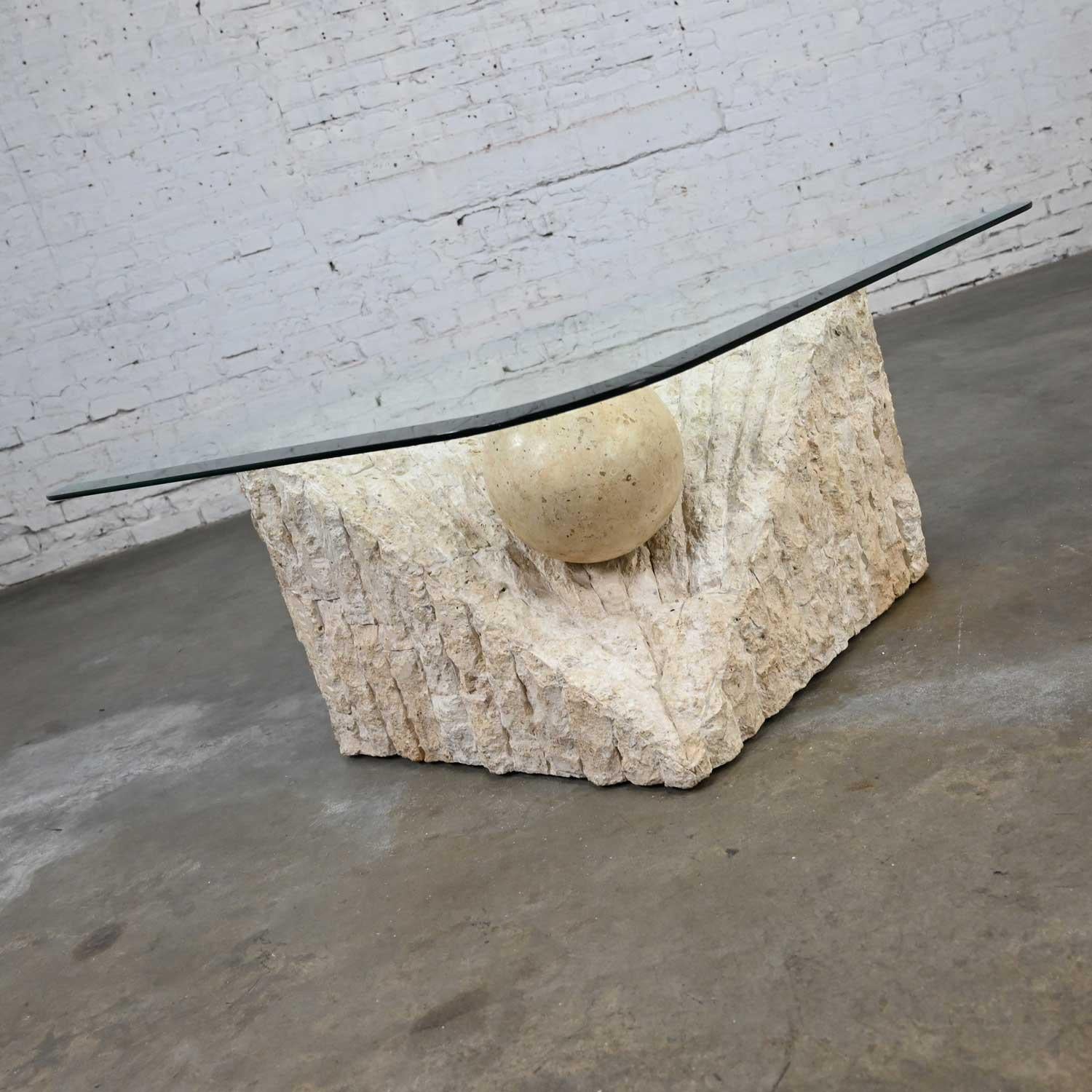 Table basse postmoderne en pierre tessellée triangulaire Style Sphère Maitland Smith en vente 5