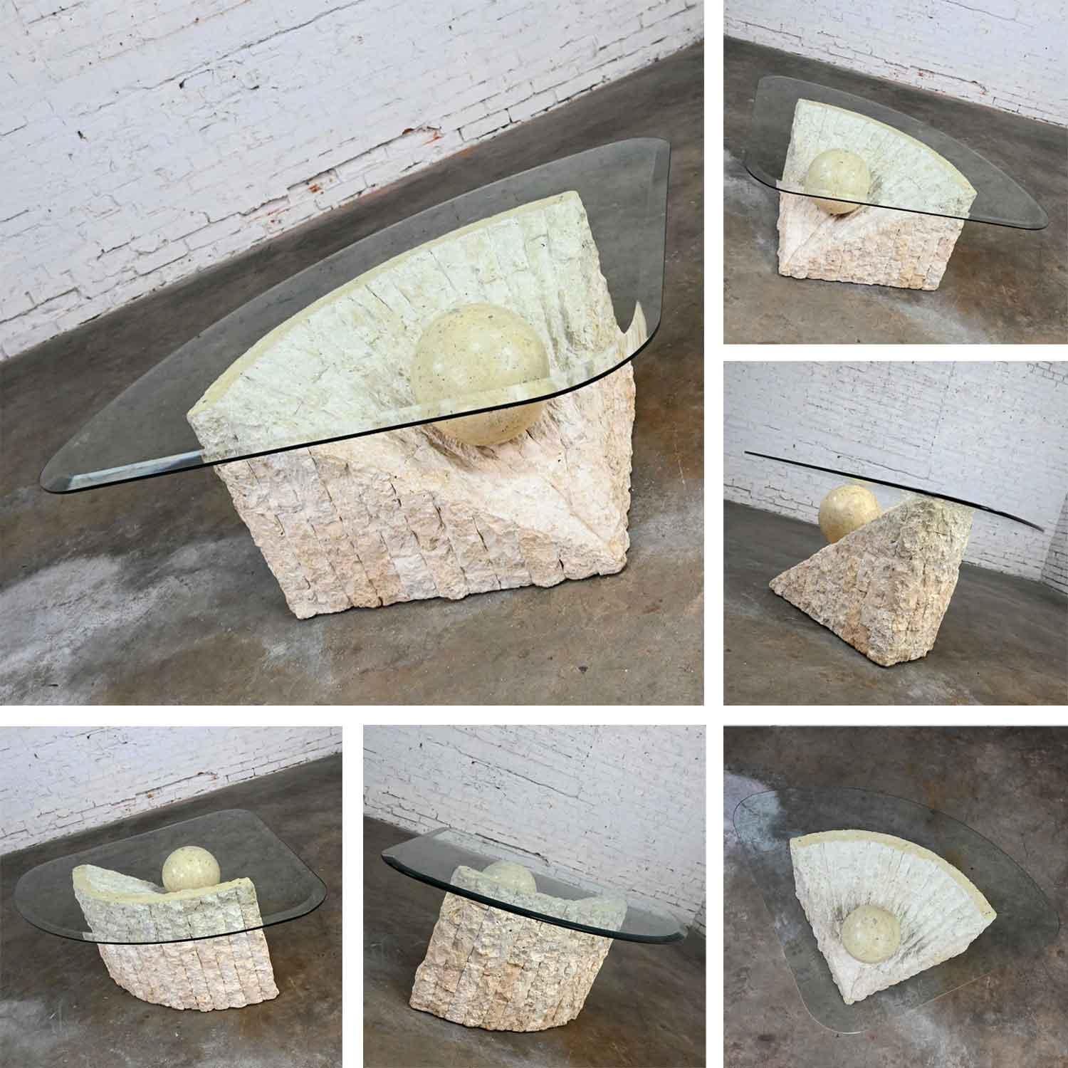Table basse postmoderne en pierre tessellée triangulaire Style Sphère Maitland Smith en vente 10