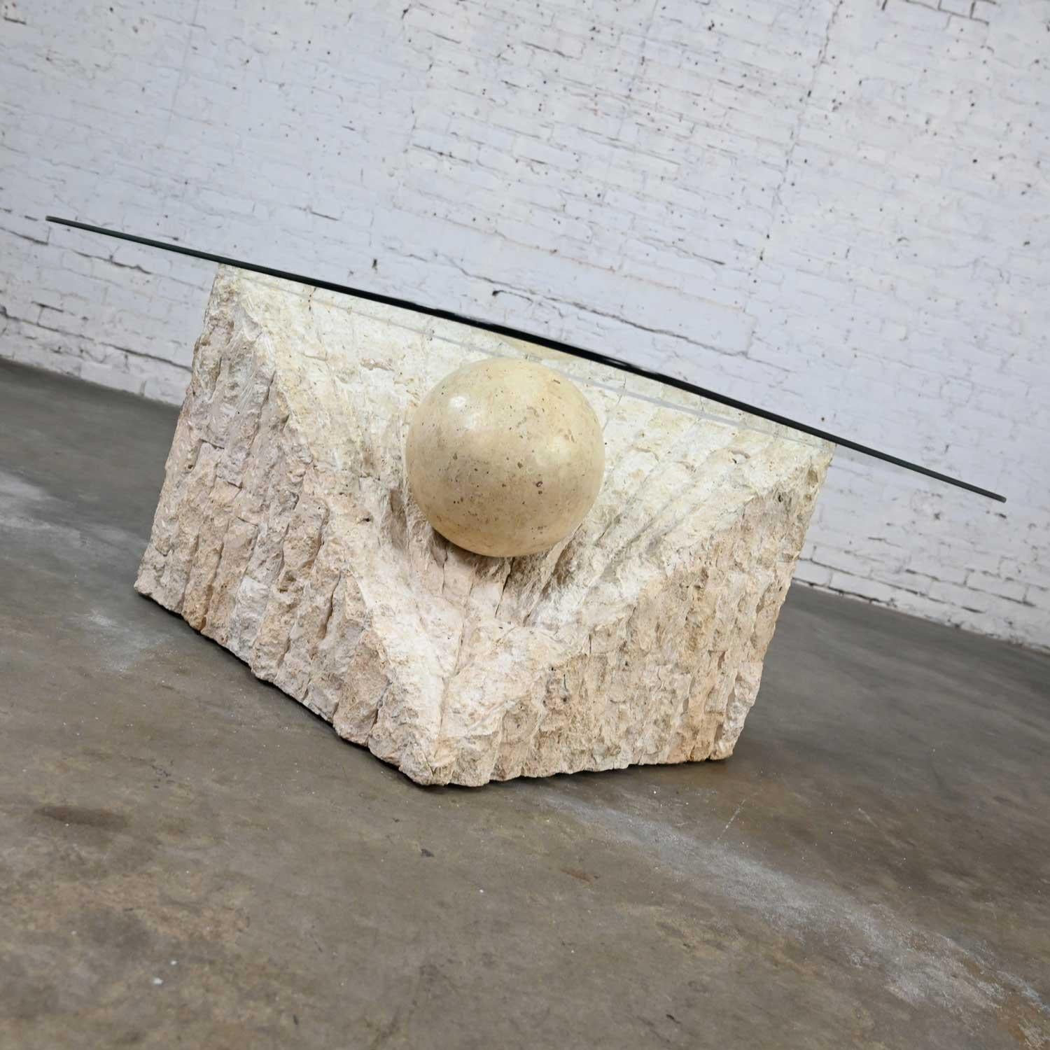 Postmoderne Table basse postmoderne en pierre tessellée triangulaire Style Sphère Maitland Smith en vente