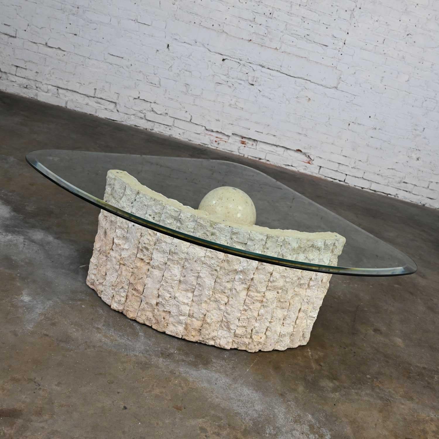 Table basse postmoderne en pierre tessellée triangulaire Style Sphère Maitland Smith Bon état - En vente à Topeka, KS