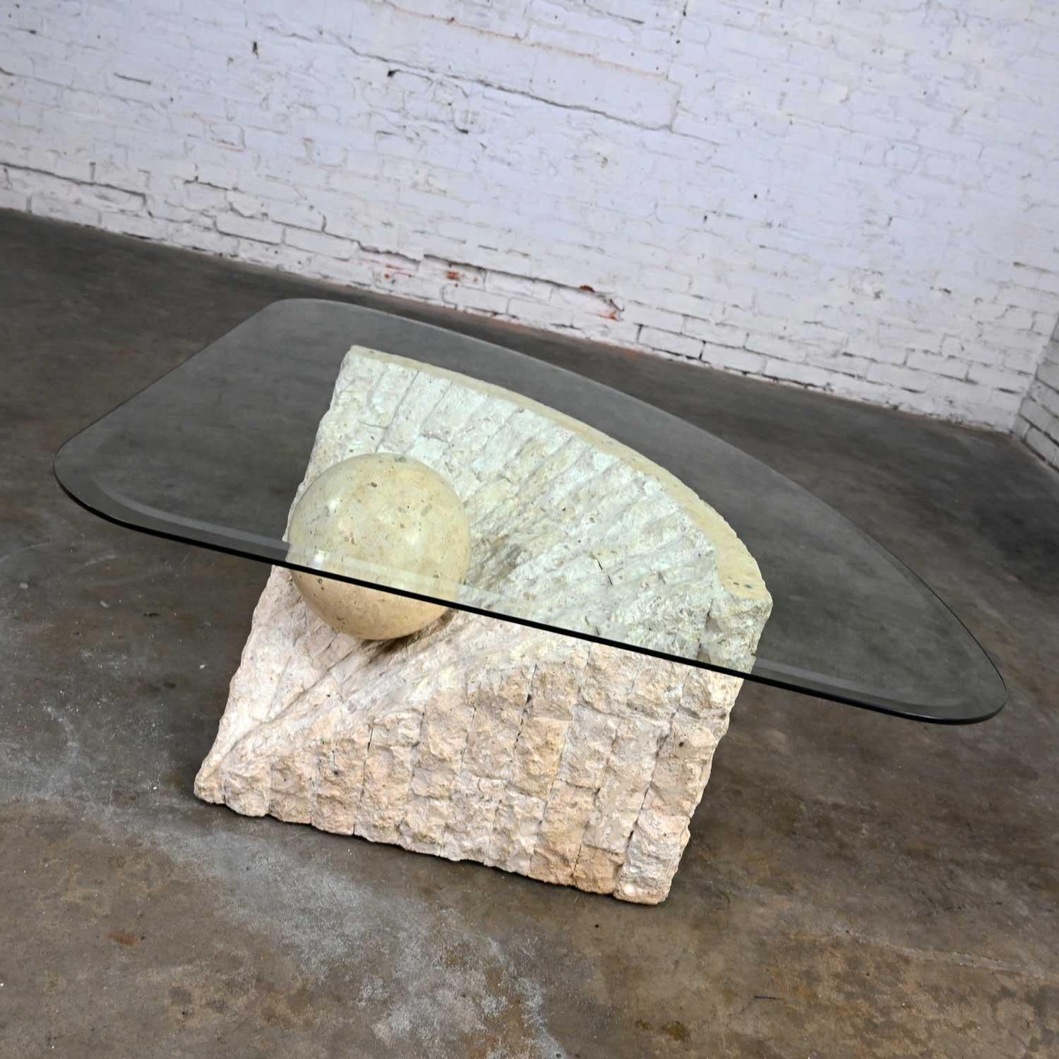 20ième siècle Table basse postmoderne en pierre tessellée triangulaire Style Sphère Maitland Smith en vente