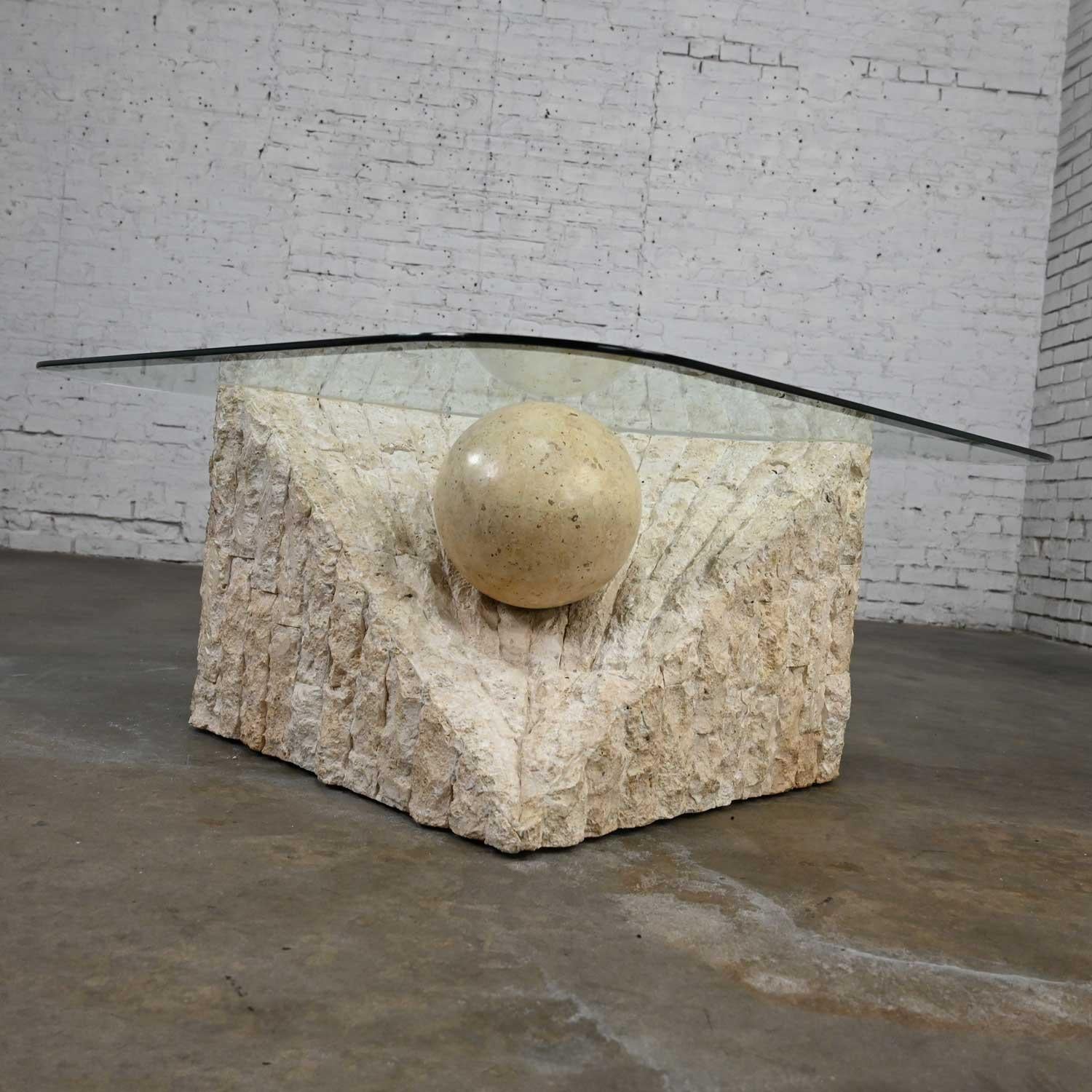 Pierre Table basse postmoderne en pierre tessellée triangulaire Style Sphère Maitland Smith en vente