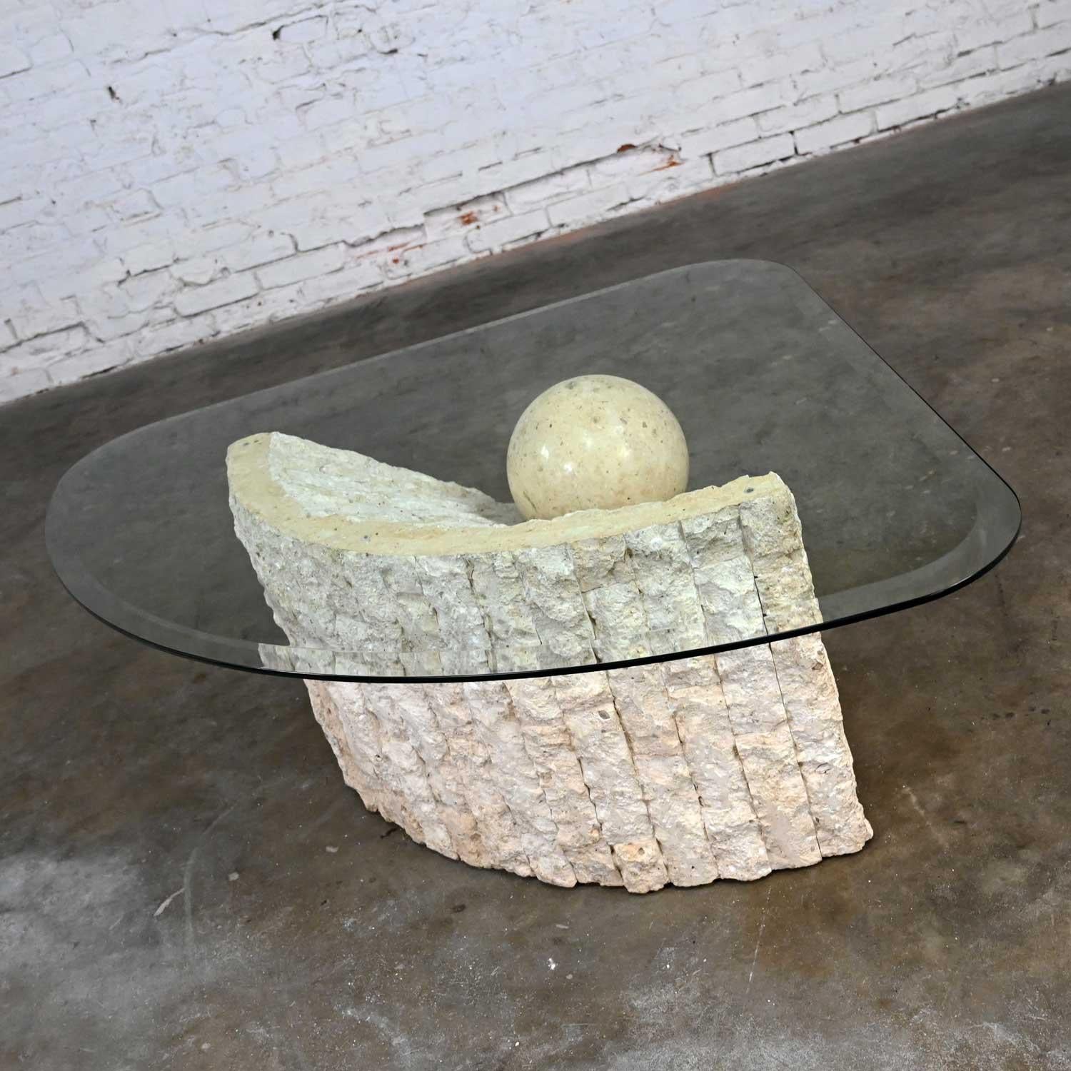 Table basse postmoderne en pierre tessellée triangulaire Style Sphère Maitland Smith en vente 1