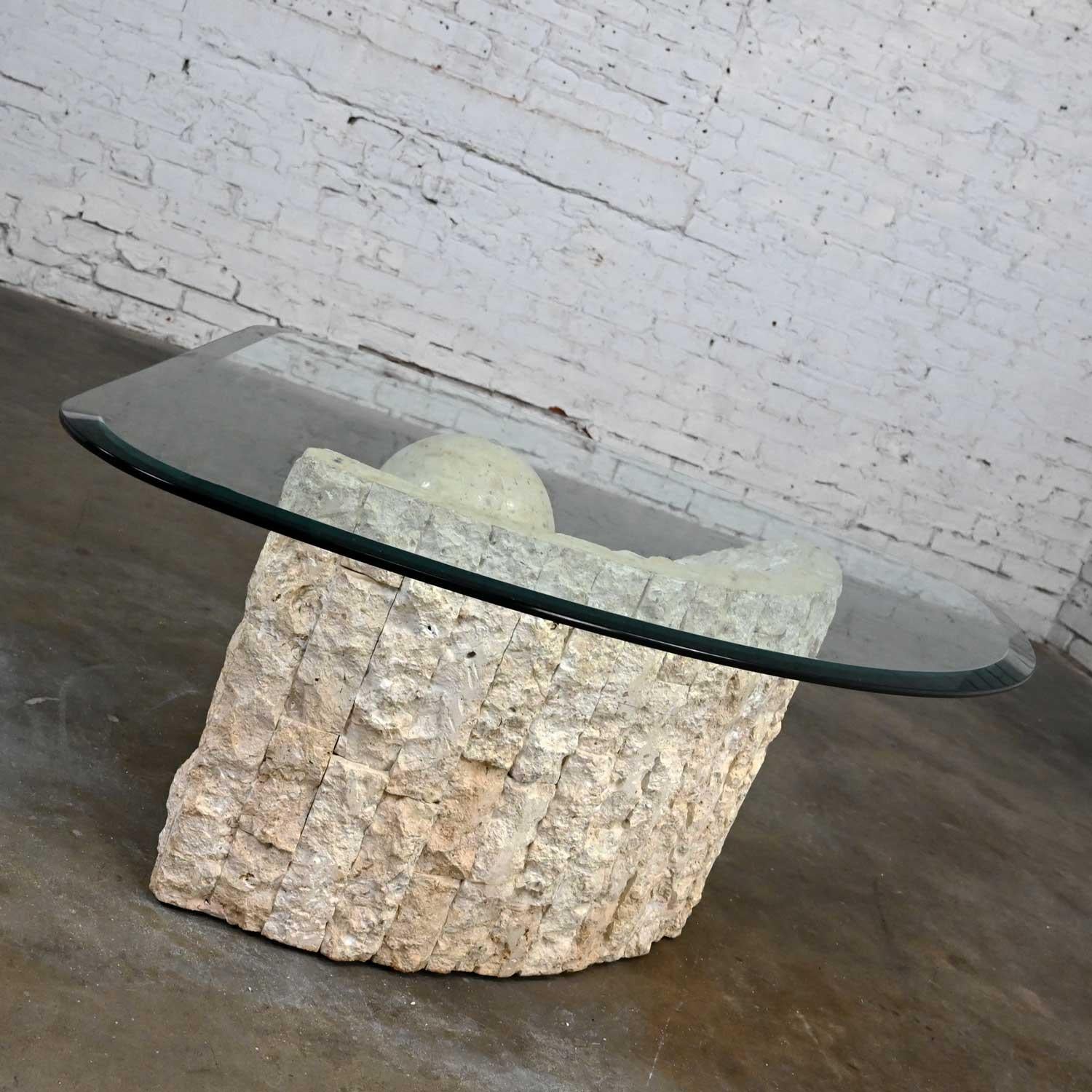 Table basse postmoderne en pierre tessellée triangulaire Style Sphère Maitland Smith en vente 2