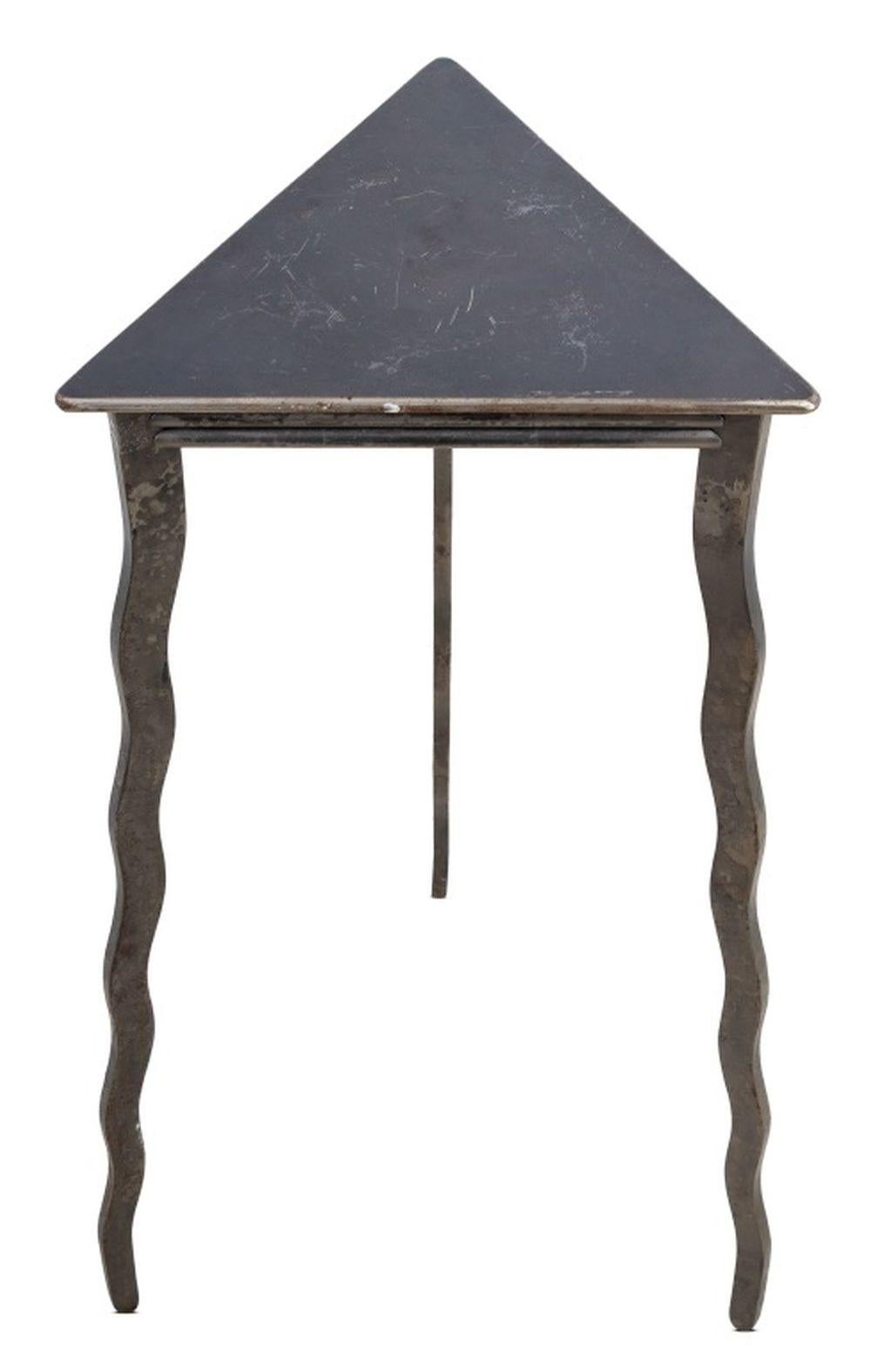 Tavolo con piedistallo in ferro battuto con piano triangolare postmoderno e tre gambe affusolate e ondulate. 30