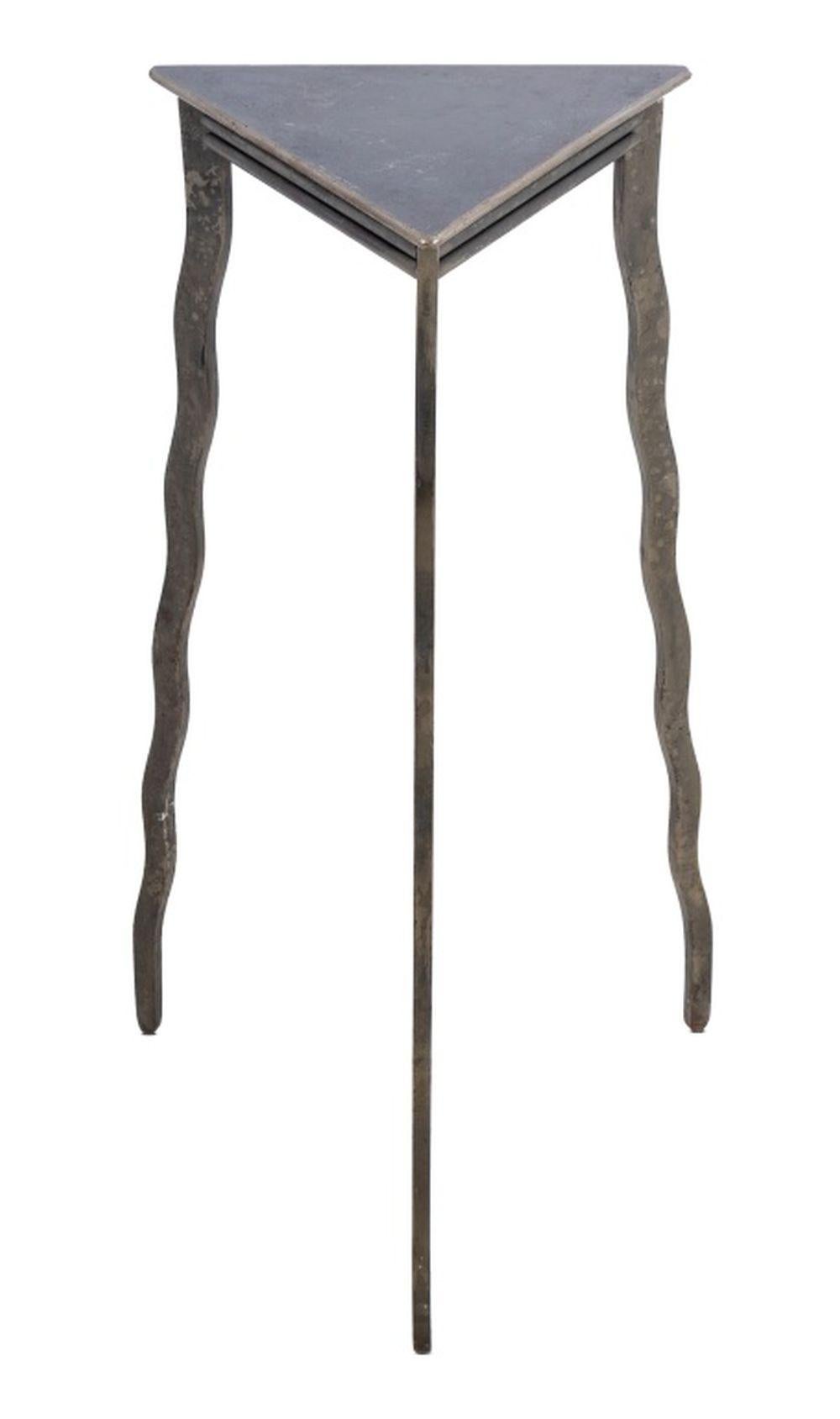 Postmoderno Tavolo con piedistallo triangolare postmoderno in ferro battuto in vendita