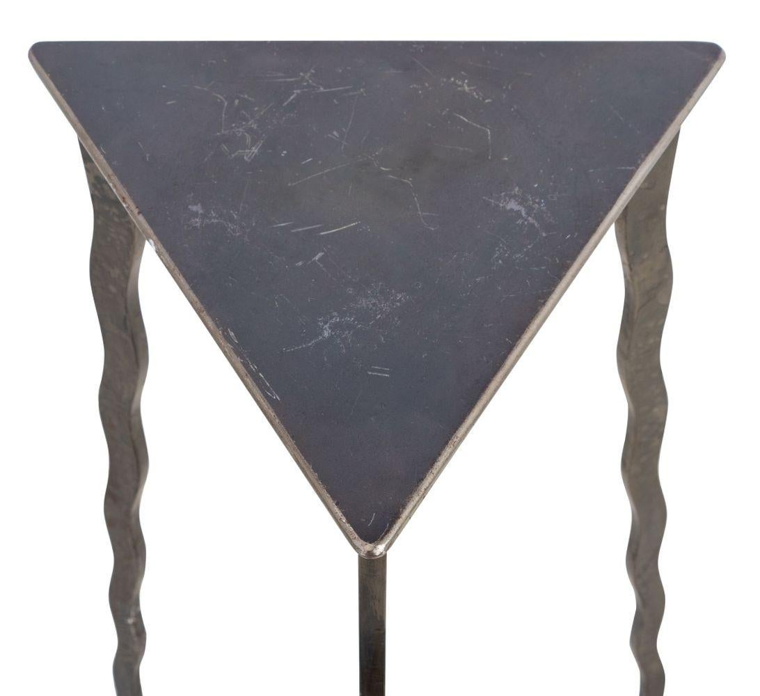 Tavolo con piedistallo triangolare postmoderno in ferro battuto In condizioni buone in vendita a Astoria, NY