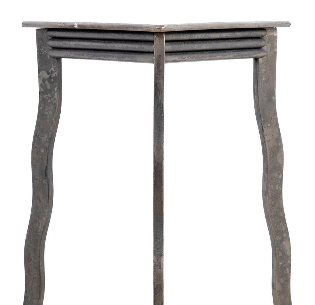 XX secolo Tavolo con piedistallo triangolare postmoderno in ferro battuto in vendita