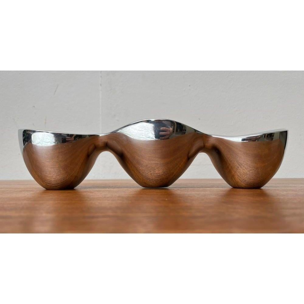 Postmodern Triple Metal Bowl by Steve Cozzolino for Nambe, 1990s, in Very Good conditions. Designed 1990 to 1999 This piece has an attribution mark.

Additional information:
Materials: Metal
Color: Silver
Styles: Postmodern
Item Type: Vintage,