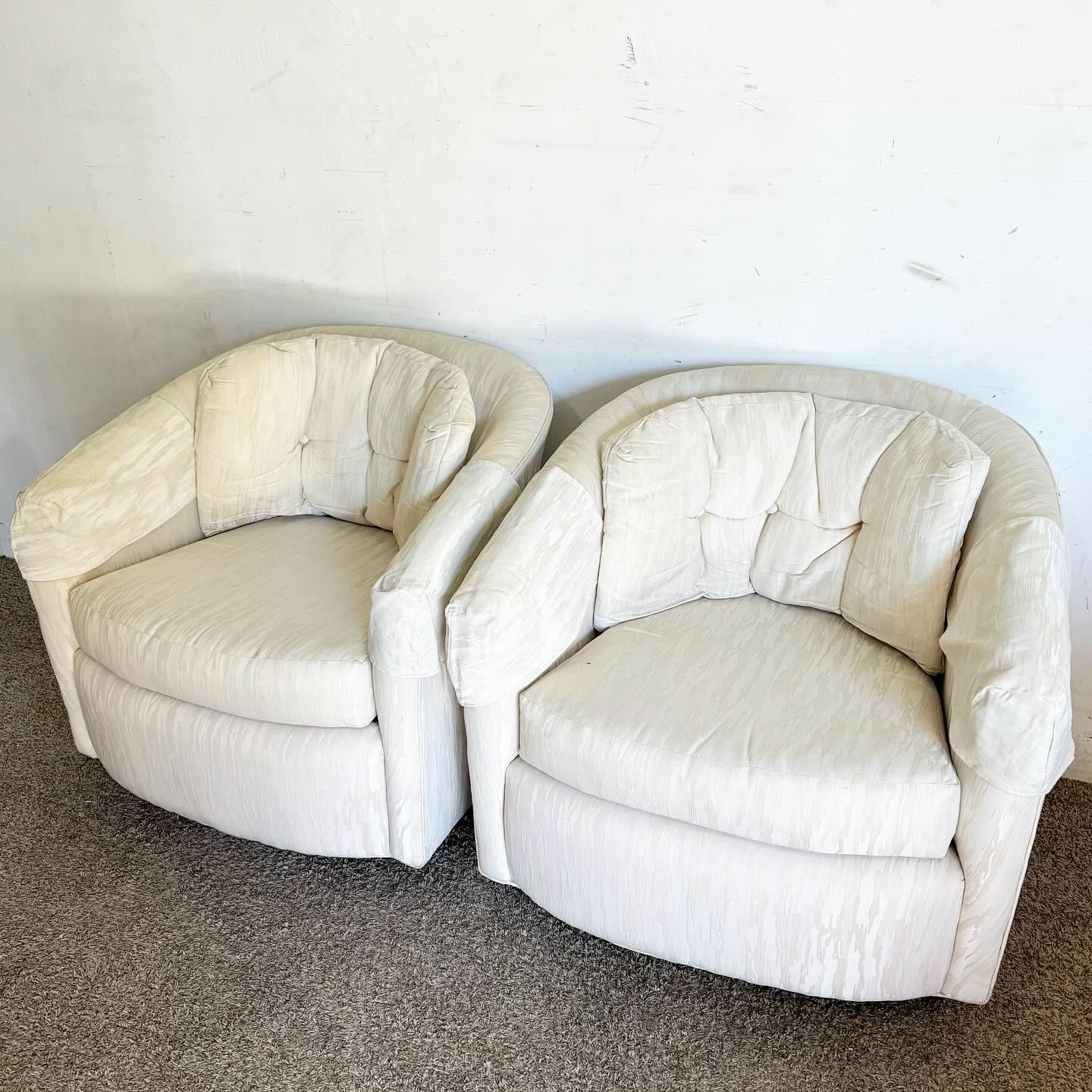 Voici une paire de chaises pivotantes postmodernes en forme de tonneau touffeté, où le touffetage luxueux rencontre la fonctionnalité dynamique du pivotement. Ces chaises offrent une solution d'assise confortable et élégante, parfaite pour tout