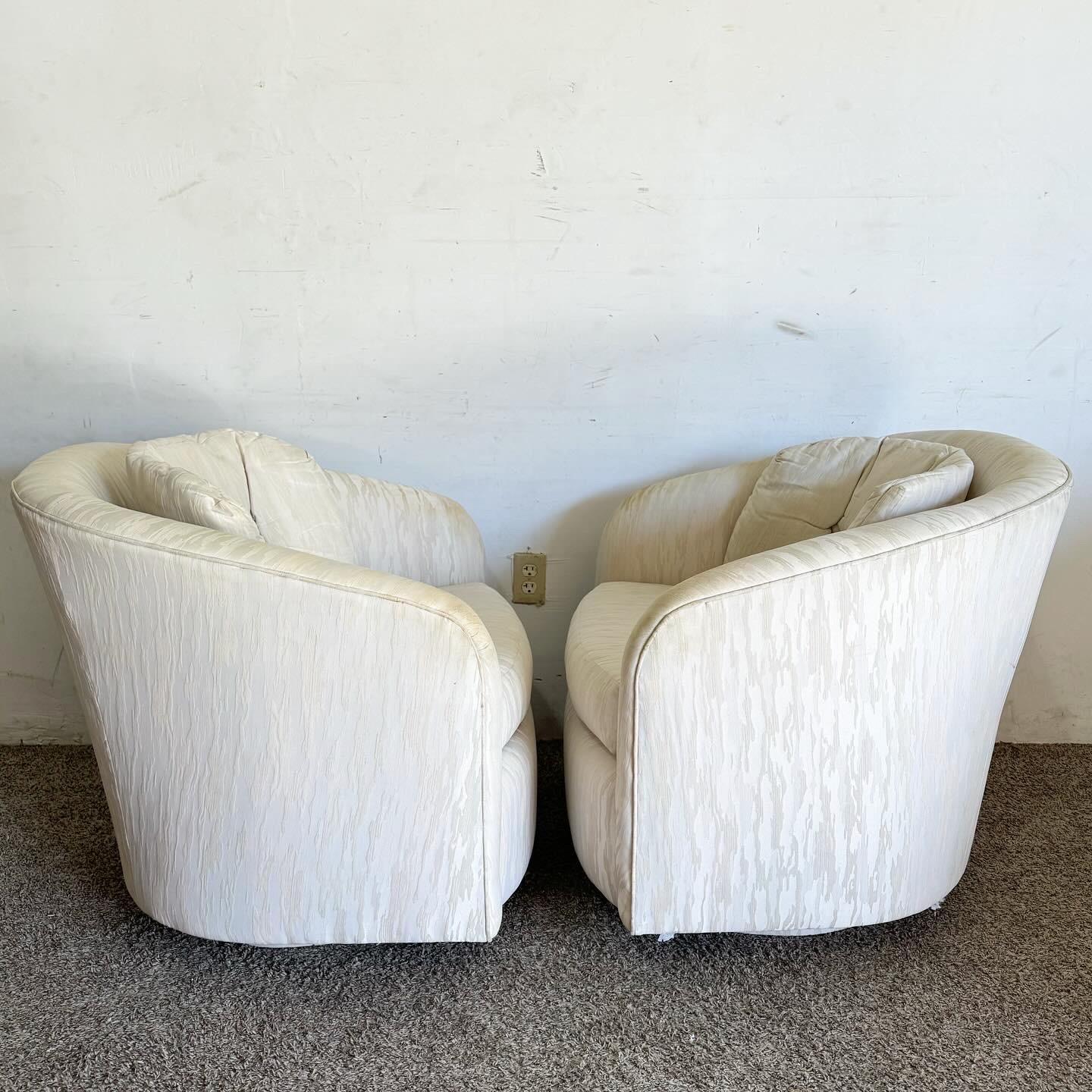 Américain Paire de chaises pivotantes postmodernes en forme de tonneau touffeté en vente
