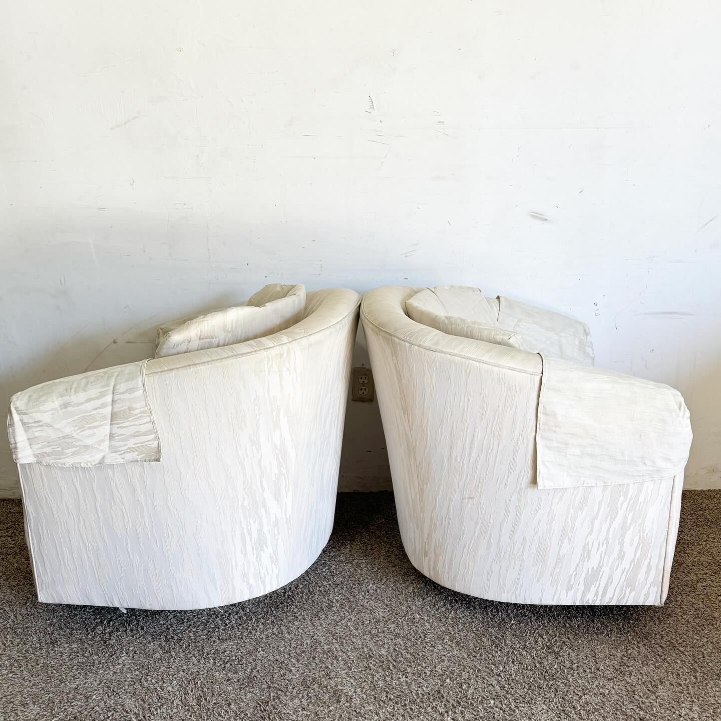 Paire de chaises pivotantes postmodernes en forme de tonneau touffeté en vente 2