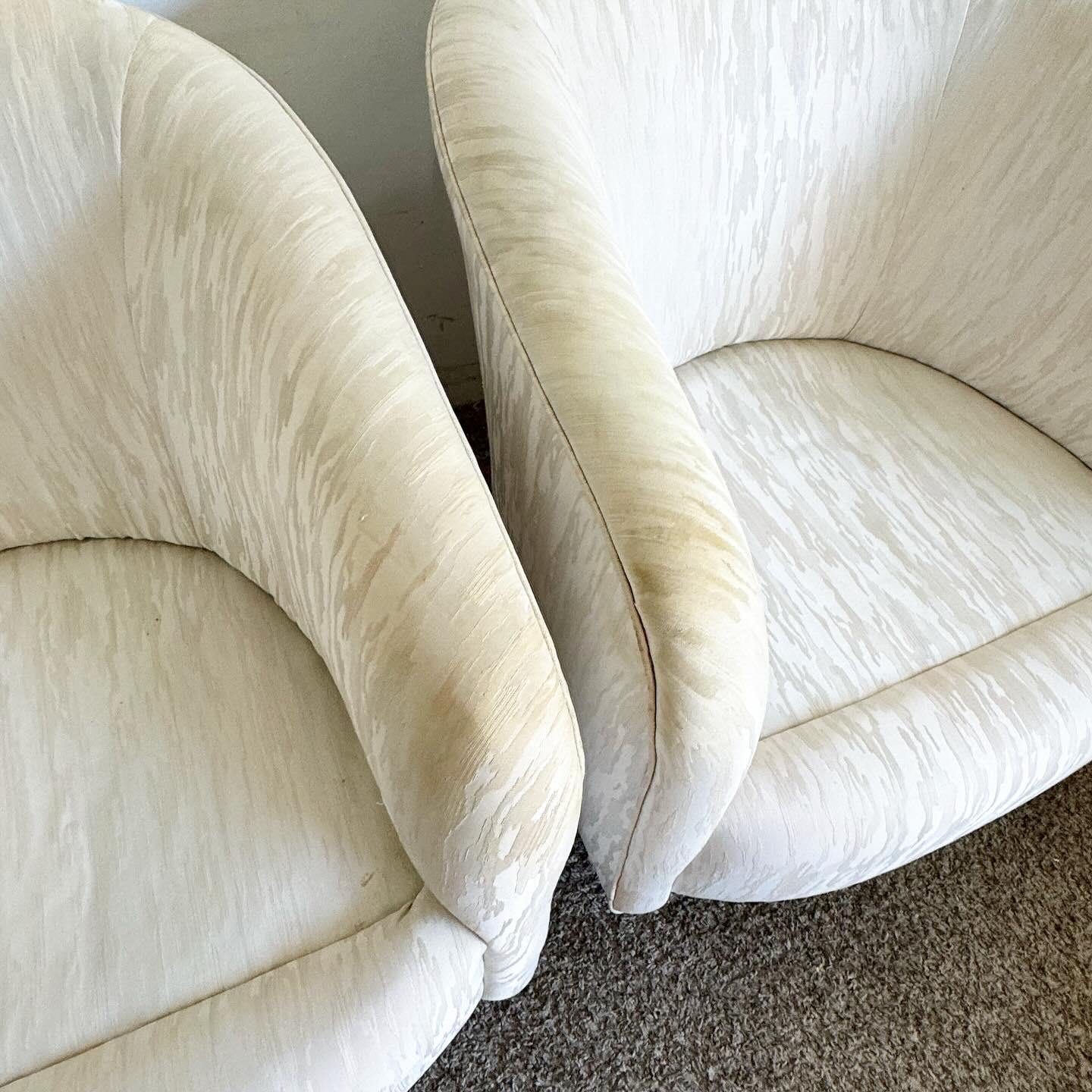 Paire de chaises pivotantes postmodernes en forme de tonneau touffeté en vente 3