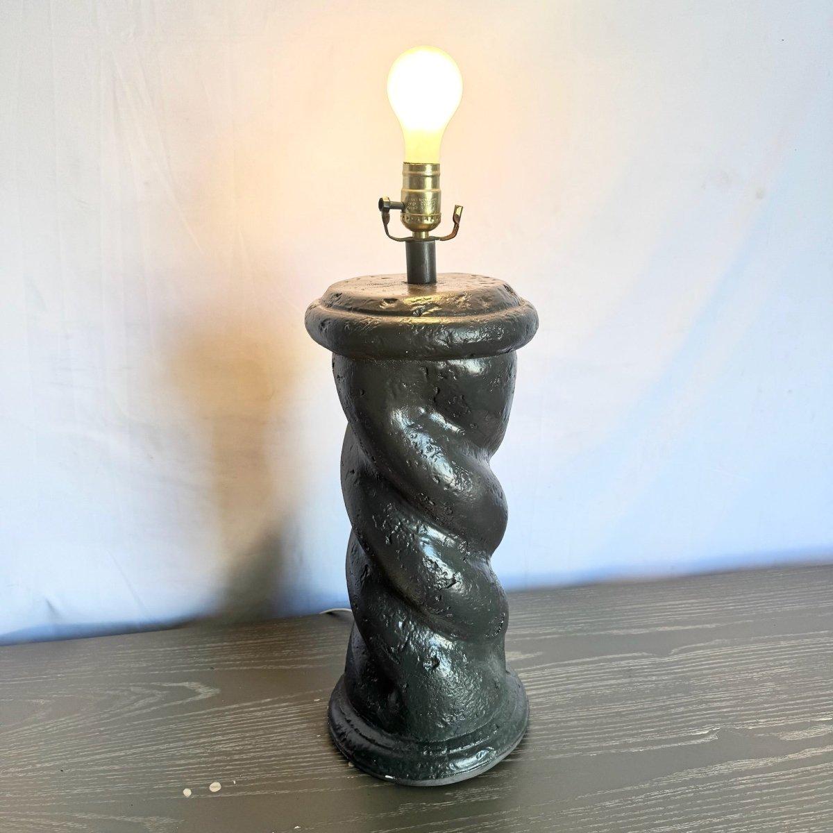 Die postmoderne Twisted Plaster Lamp vereint skulpturale Eleganz und reiche braune Kunstfertigkeit, um einen luxuriösen Blickpunkt in zeitgenössischen Innenräumen zu schaffen.
 

 Wir verkaufen die Gegenstände so, wie sie erworben wurden, ohne sie