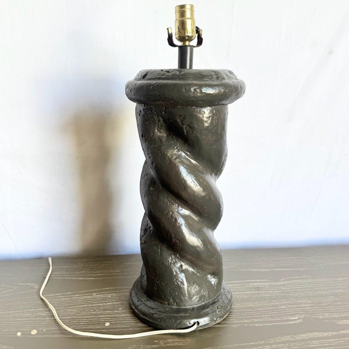 Postmoderne gedrehte braune Tischlampe aus Gips (amerikanisch) im Angebot