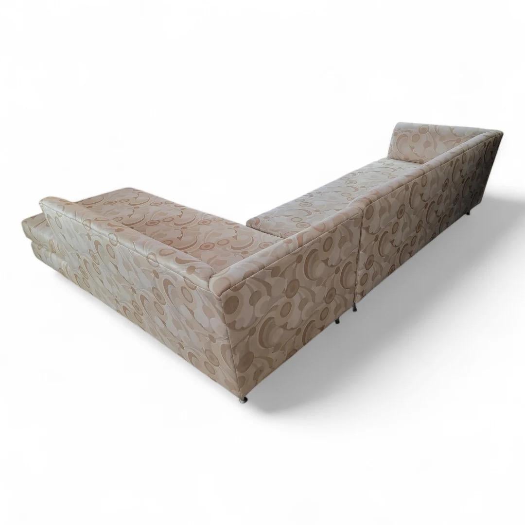 Inconnu Chaise longue postmoderne tapissée en forme de L et pieds en métal sectionnels par Carsons en vente