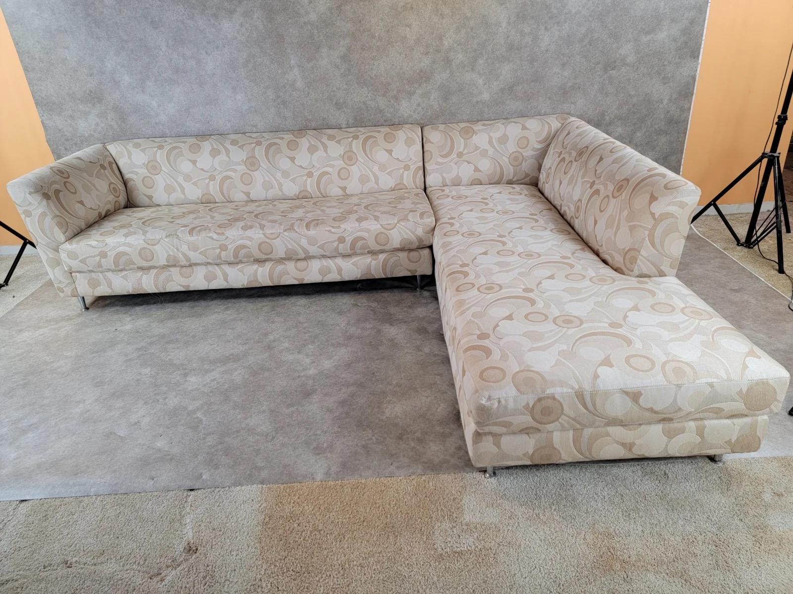 20ième siècle Chaise longue postmoderne tapissée en forme de L et pieds en métal sectionnels par Carsons en vente