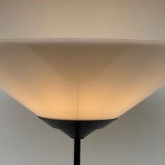 Lampada da terra postmoderna "Uplighter" in plastica smerigliata e metallo laccato, anni '90