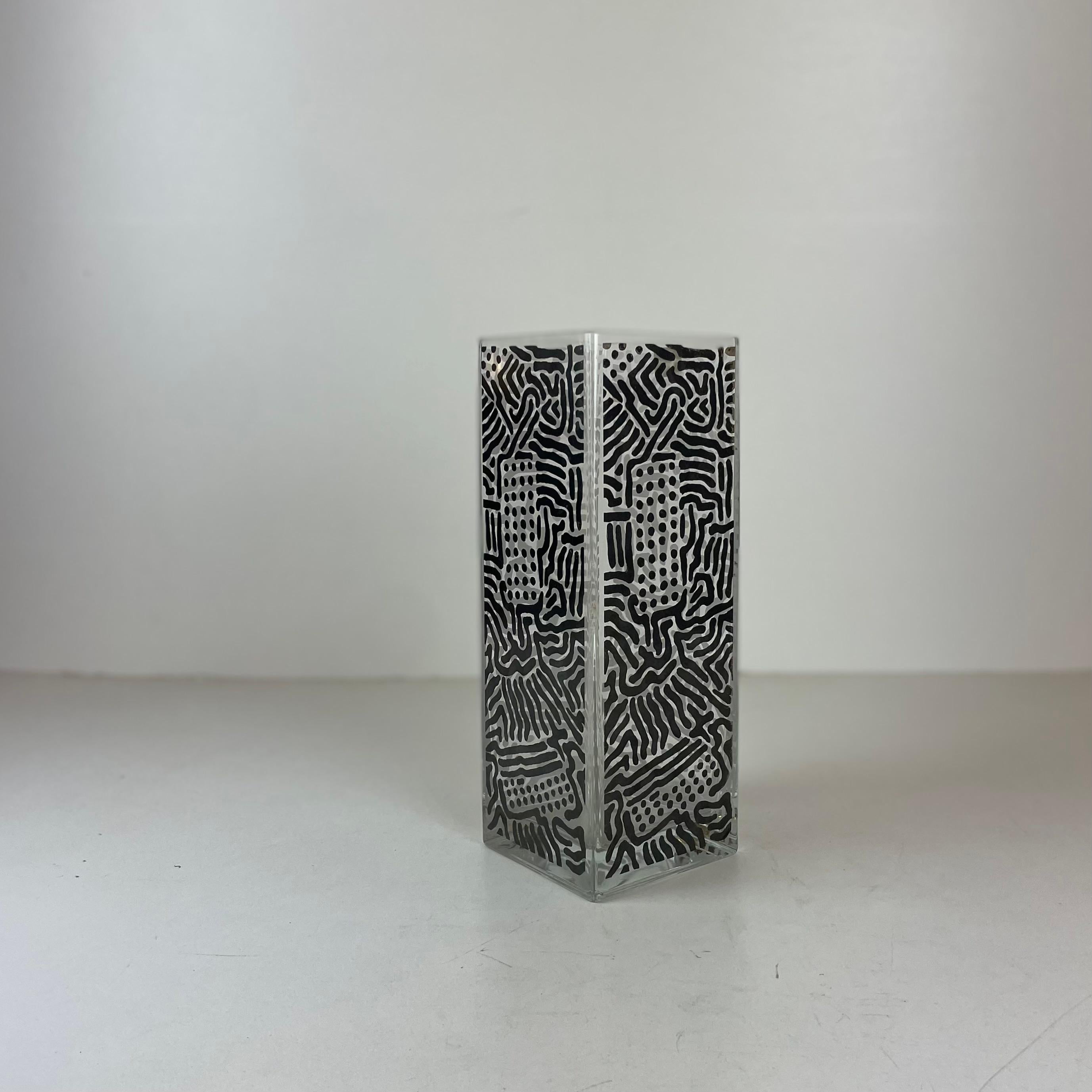 Raro jarrón de cristal grande, grueso y pesado, con un motivo abstracto negro, diseñado por Nathalie du Pasquier, miembro del Design Group de Memphis, para HWC Egizia y producido por Sottsass Associati en la década de 1990. Edición limitada no