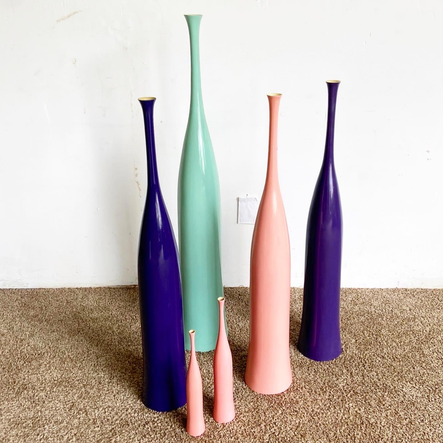 Bringen Sie Farbe in Ihre Einrichtung mit unserem Set aus sechs postmodernen Vasen von Oggetti in den Farben Rosa, Lila und Teal.

Set mit sechs postmodernen Vasen von Oggetti
In auffälligem Rosa, Lila und Grüntönen gehalten
Unterschiedliche Größen