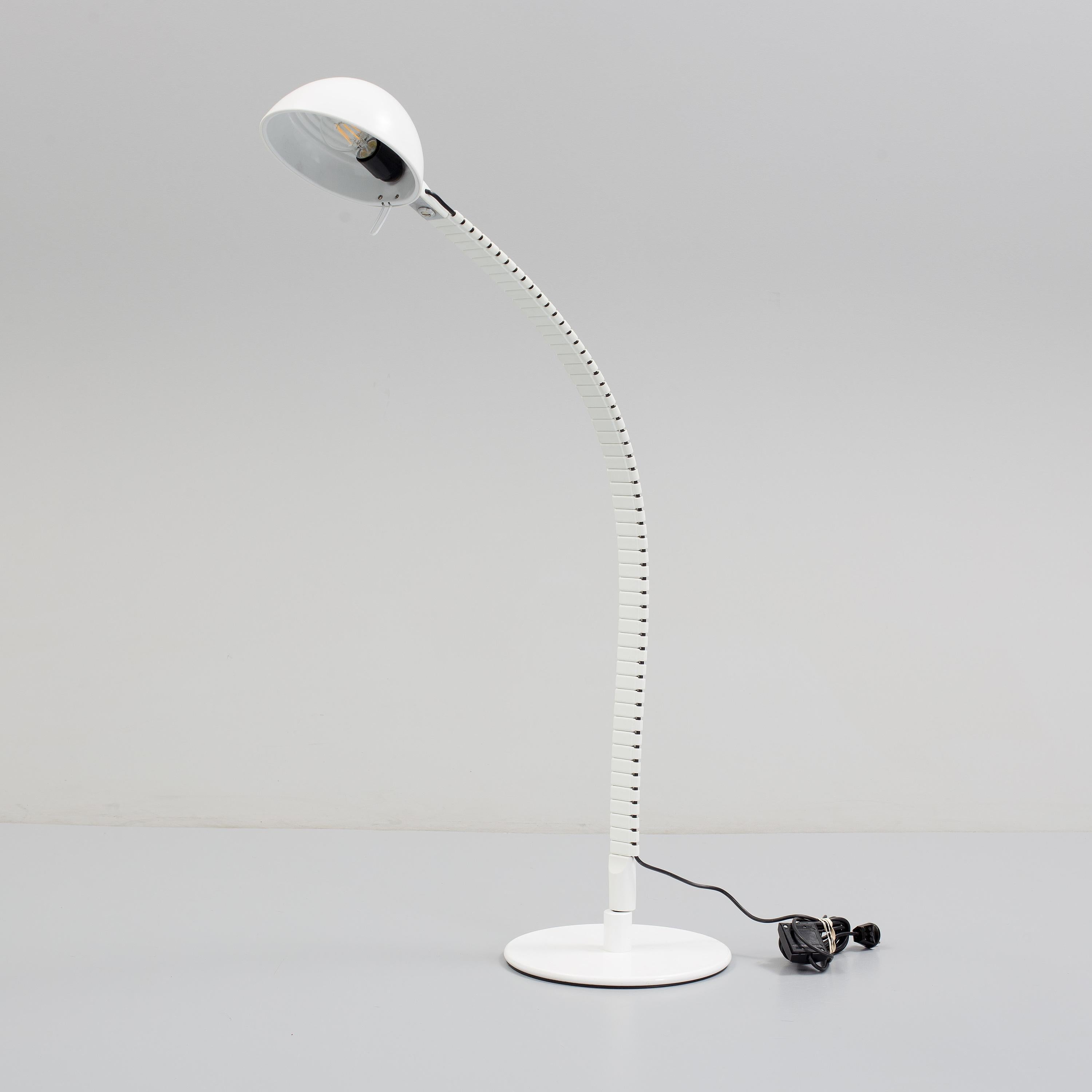 1980s Postmodern Vertebrae floor lamp by Elio Martinelli
Flex floor lamp, also known as Vertebrae, Model 2164 by Elio Martinelli for Martinelli Luce.
The lamp is full flexible with swivel shade.
Organic shape of the flexible arm is similar to a
