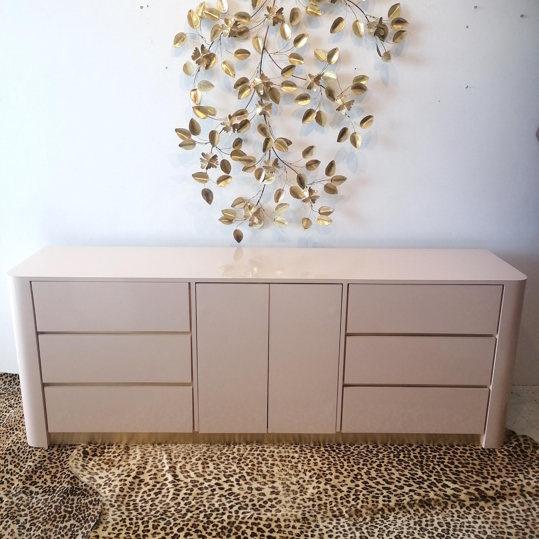 Post-Modern Postmodern vintage 1980s American pale blush pink & gold sideboard with drawers For Sale