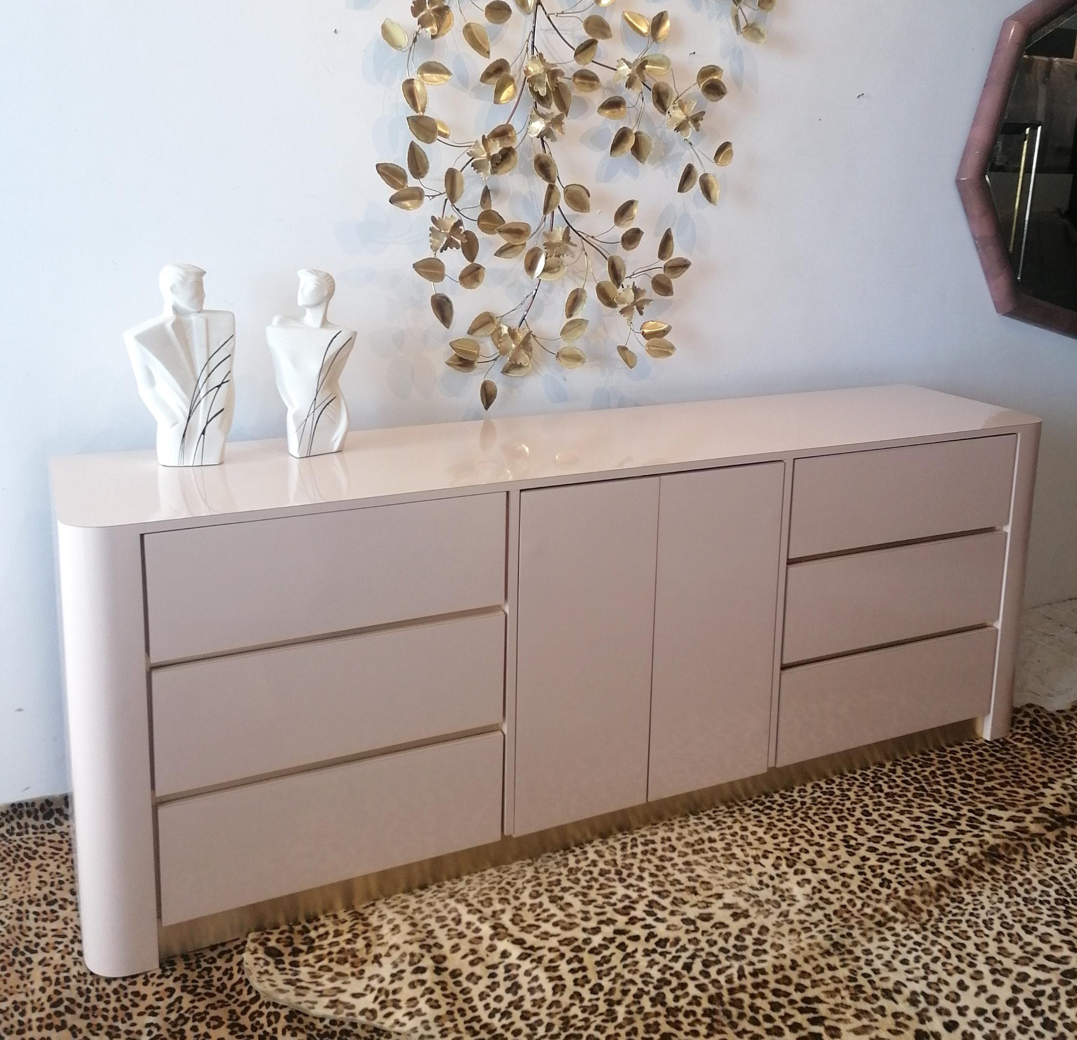 Postmodern vintage 1980s American pale blush pink & gold sideboard with drawers In Good Condition For Sale In Hastings, GB