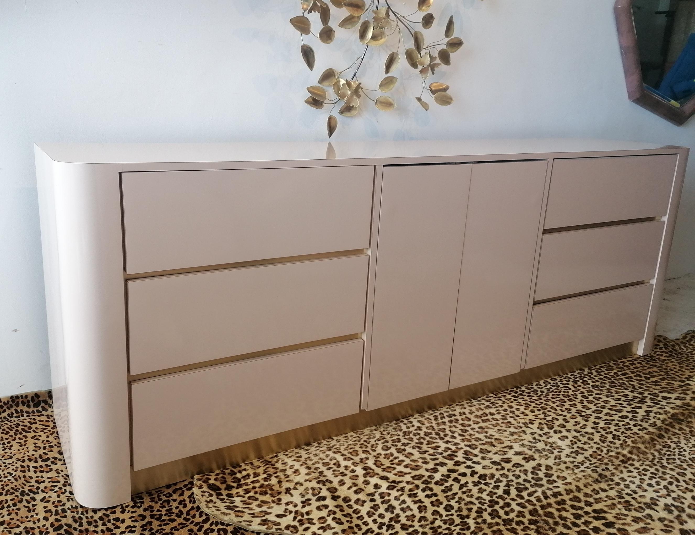 Metal Postmodern vintage 1980s American pale blush pink & gold sideboard with drawers For Sale