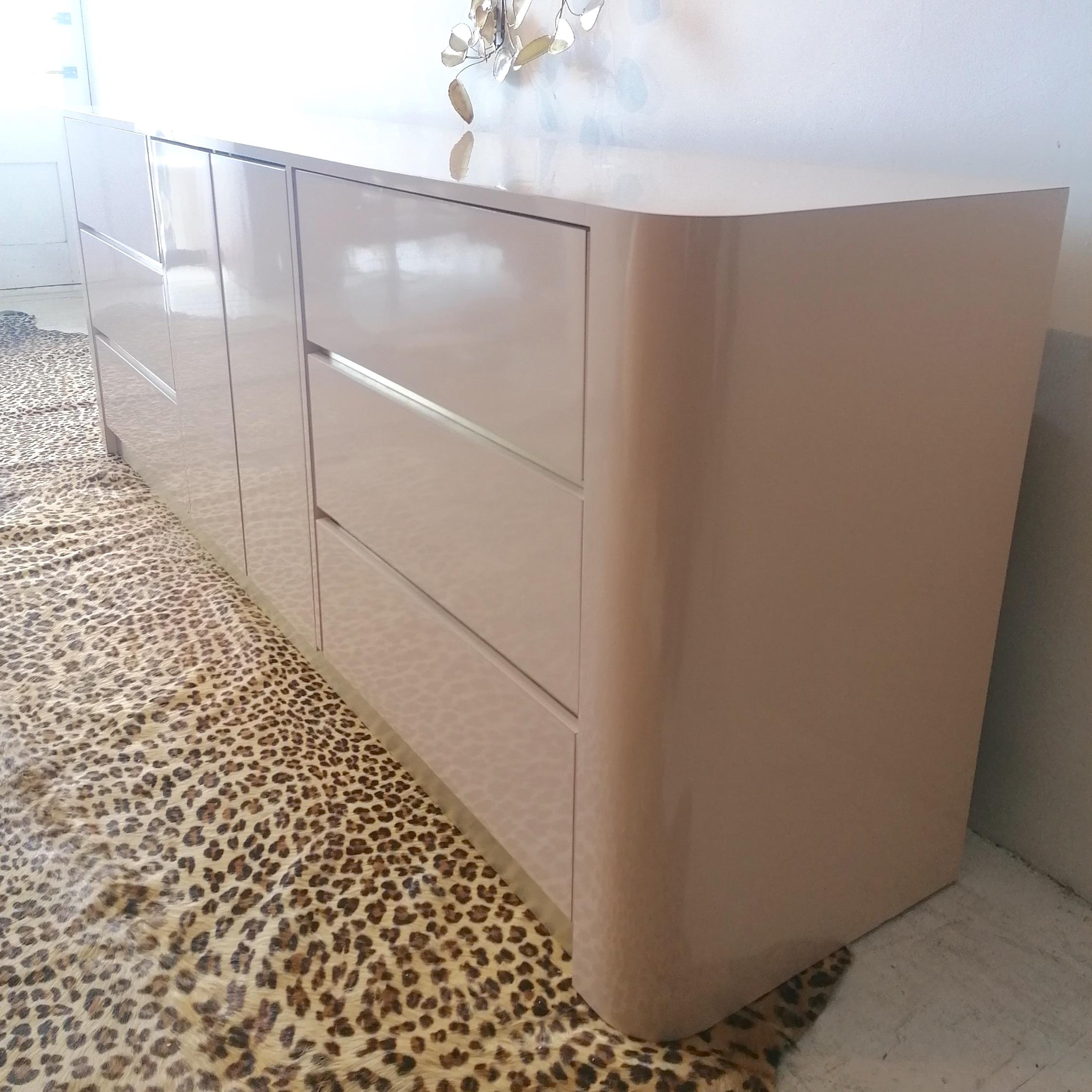 Postmodern vintage 1980s American pale blush pink & gold sideboard with drawers For Sale 1