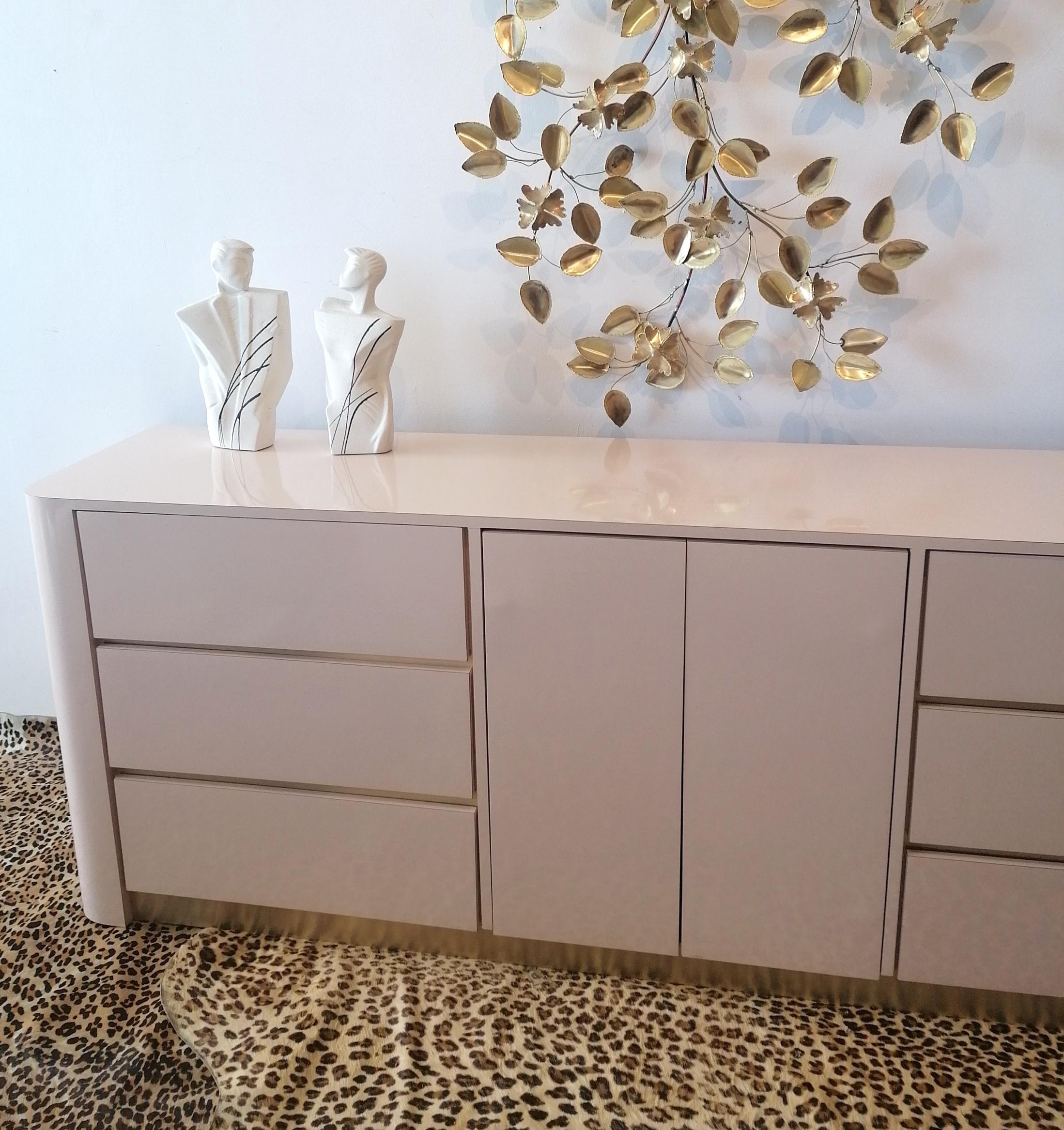 Postmodern vintage 1980s American pale blush pink & gold sideboard with drawers For Sale 2