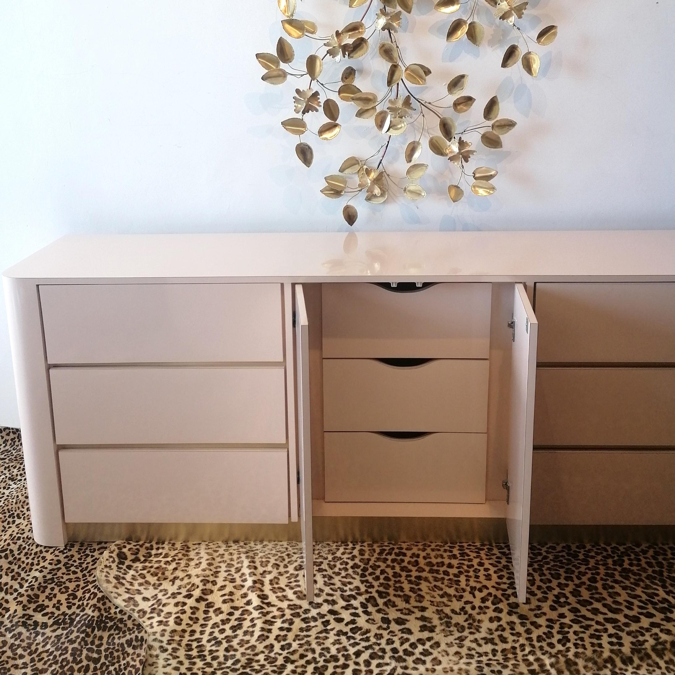 Postmodern vintage 1980s American pale blush pink & gold sideboard with drawers For Sale 3