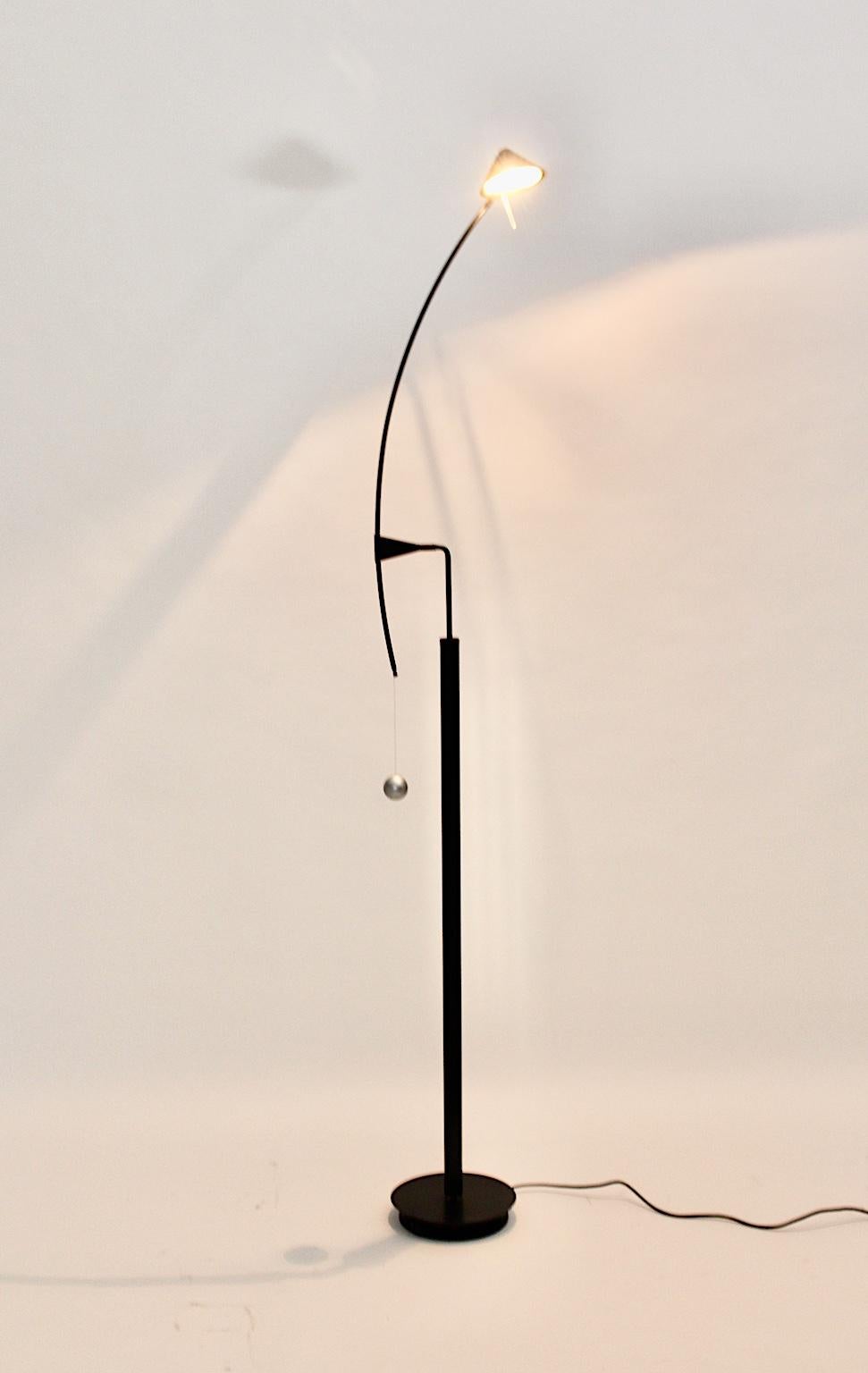 Lámpara de Pie Negra Vintage Postmoderna de Carlo Forcolini 1989 para Artemide Italia en Bueno estado para la venta en Vienna, AT