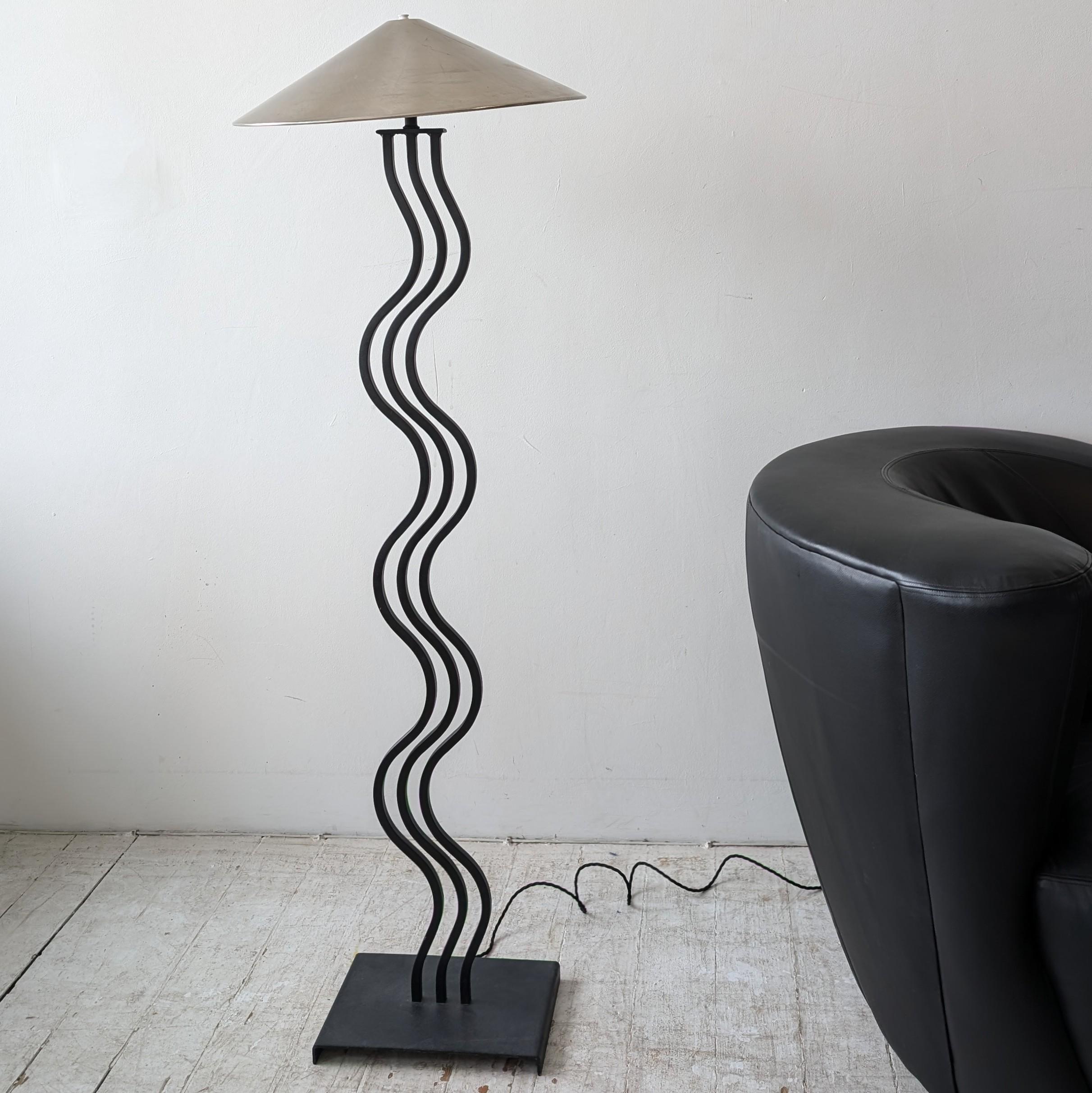 American Postmodern vintage black metal wiggle floor lamp with steel shade USA 1980s For Sale
