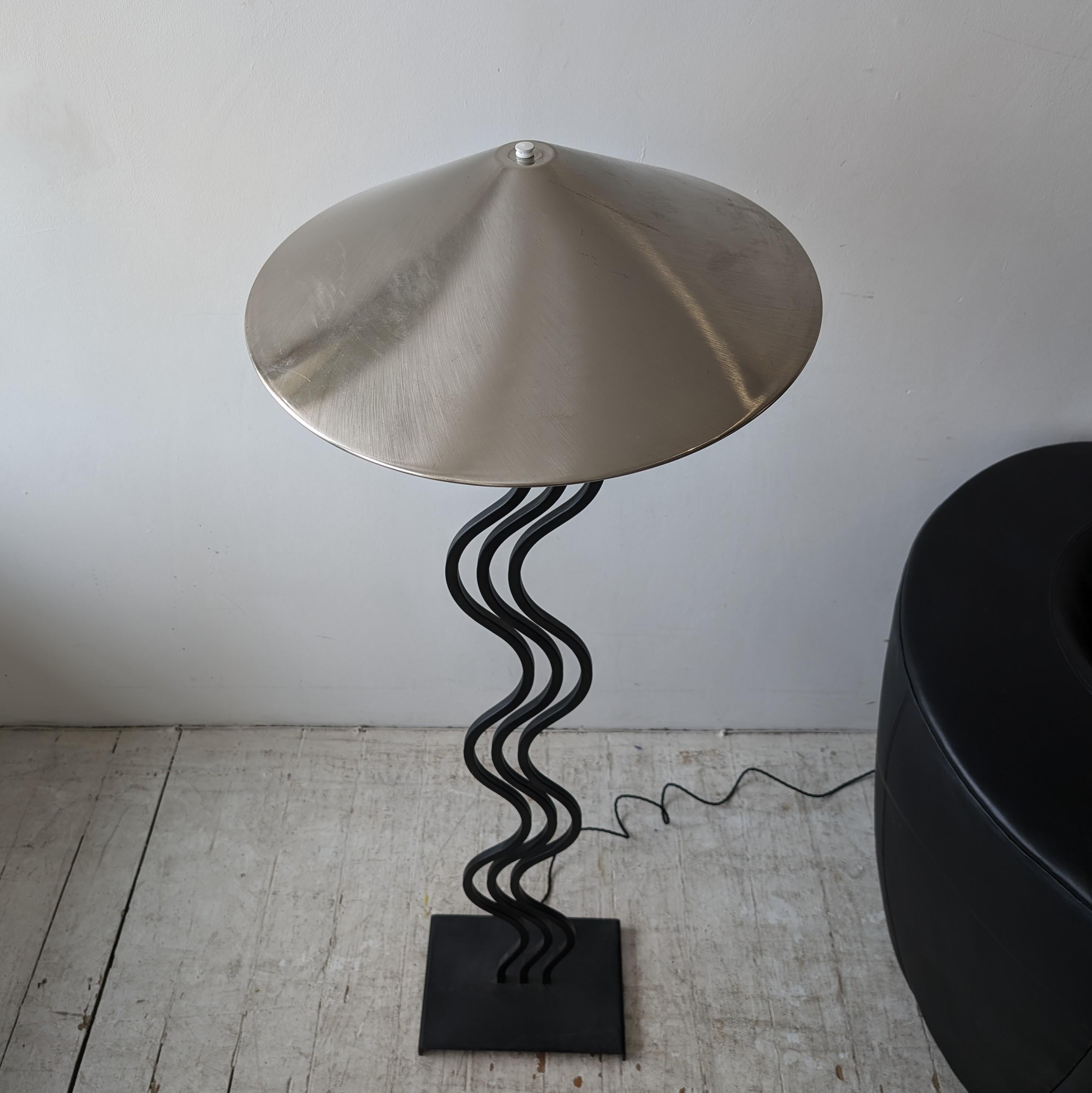 Postmodern vintage black metal wiggle floor lamp with steel shade USA 1980s In Good Condition For Sale In Hastings, GB