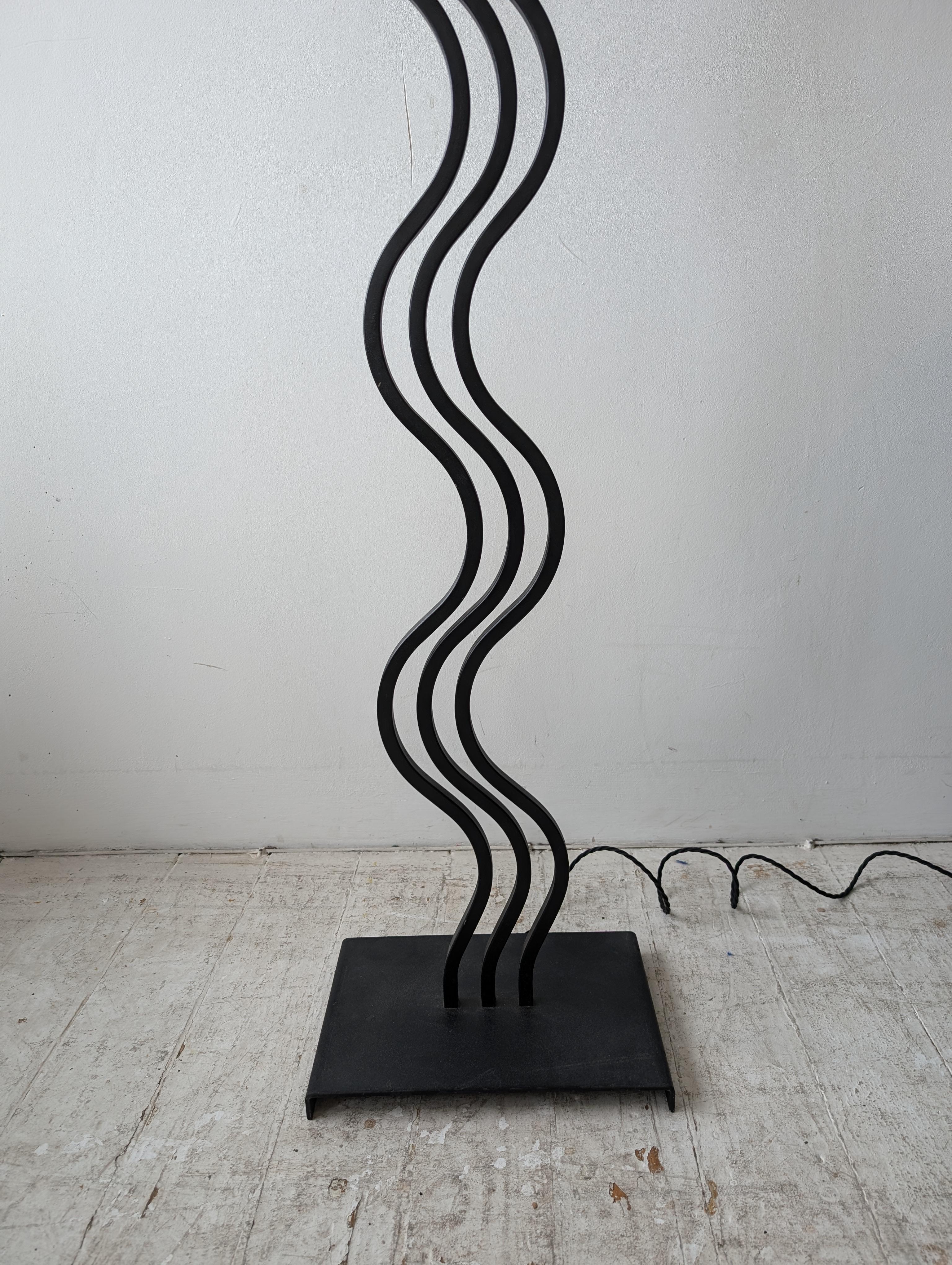 Postmodern vintage black metal wiggle floor lamp with steel shade USA 1980s For Sale 1