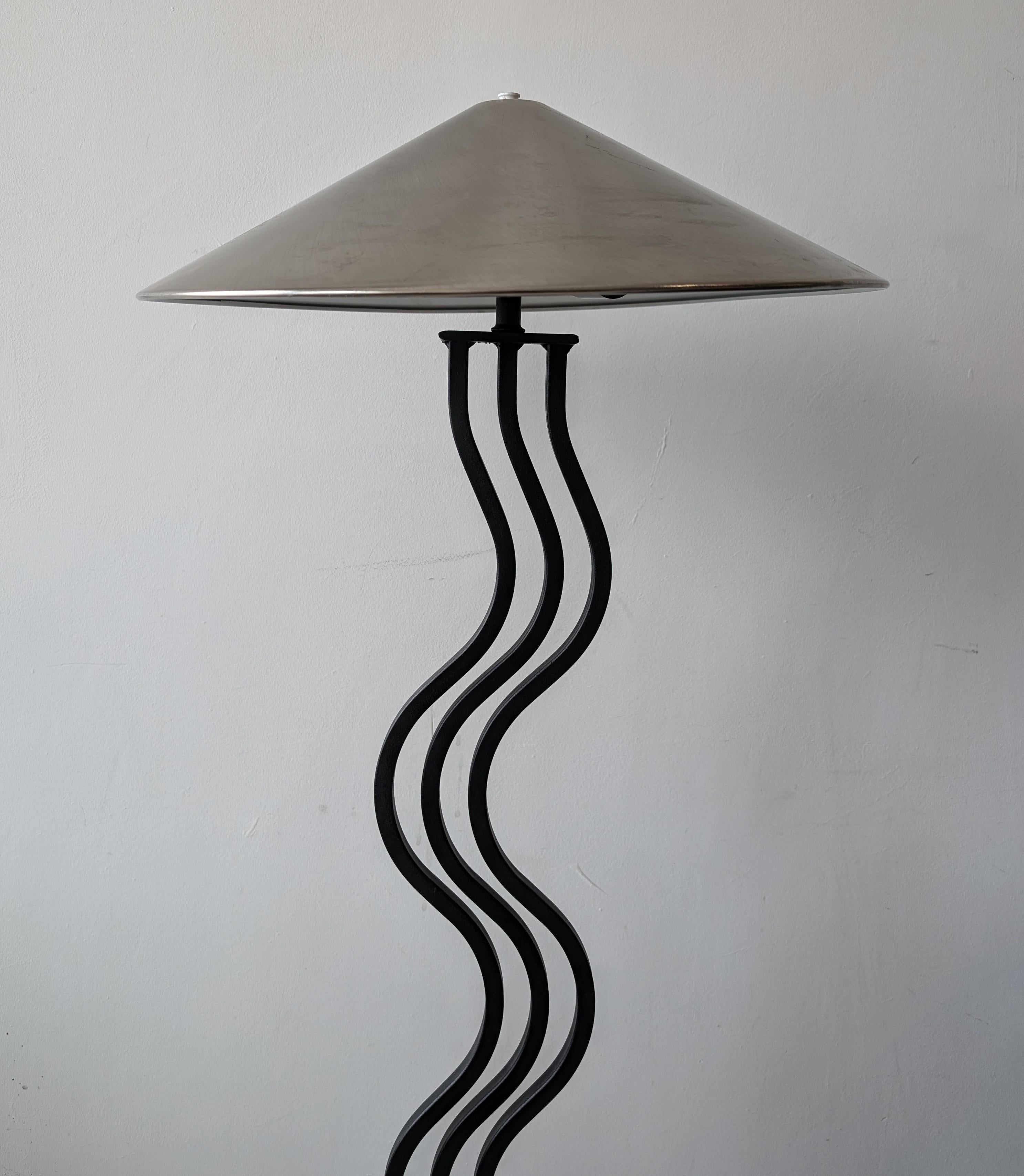 Postmodern vintage black metal wiggle floor lamp with steel shade USA 1980s For Sale 2