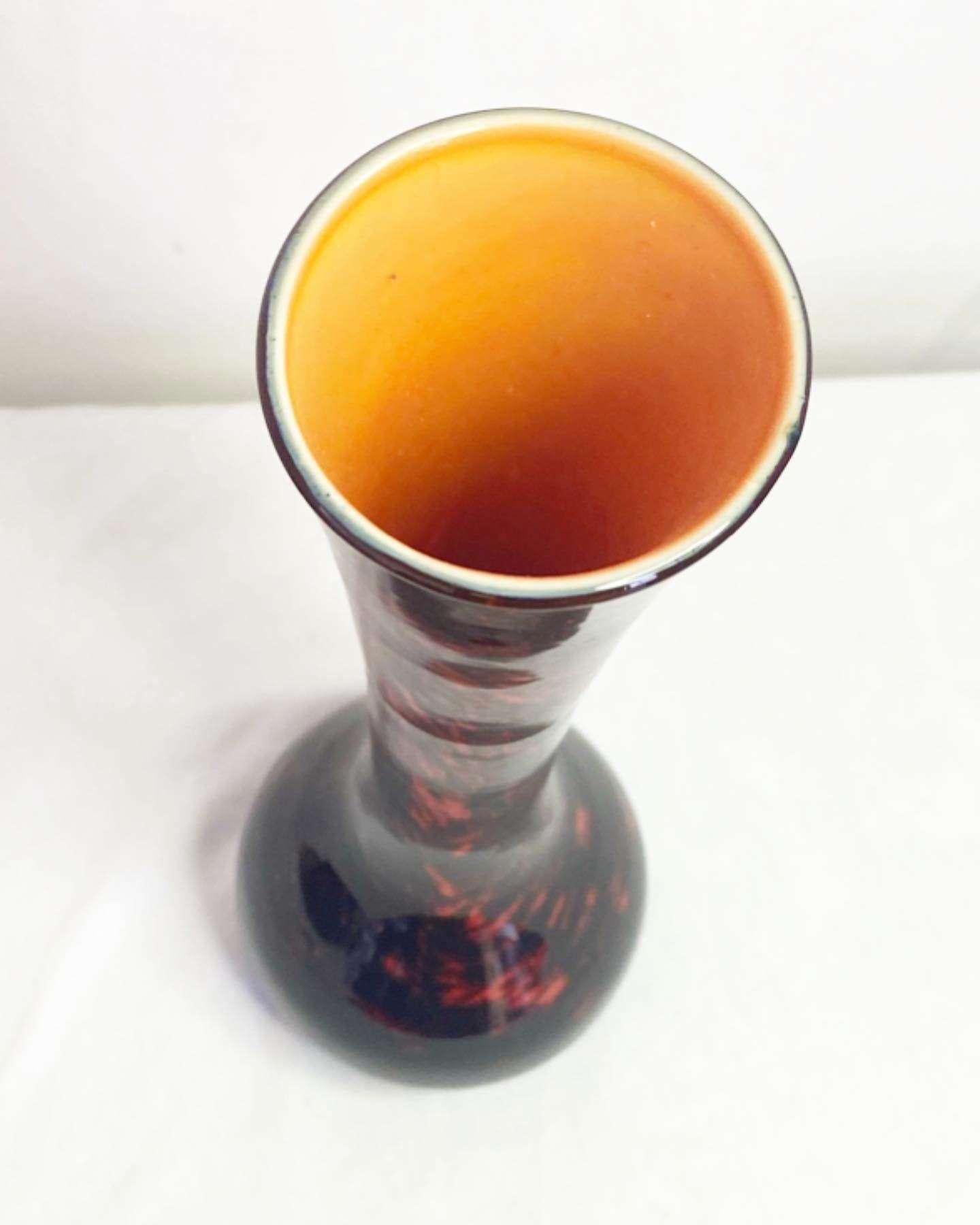 Postmoderne Vase postmoderne vintage en céramique noire, rouge et orange en vente
