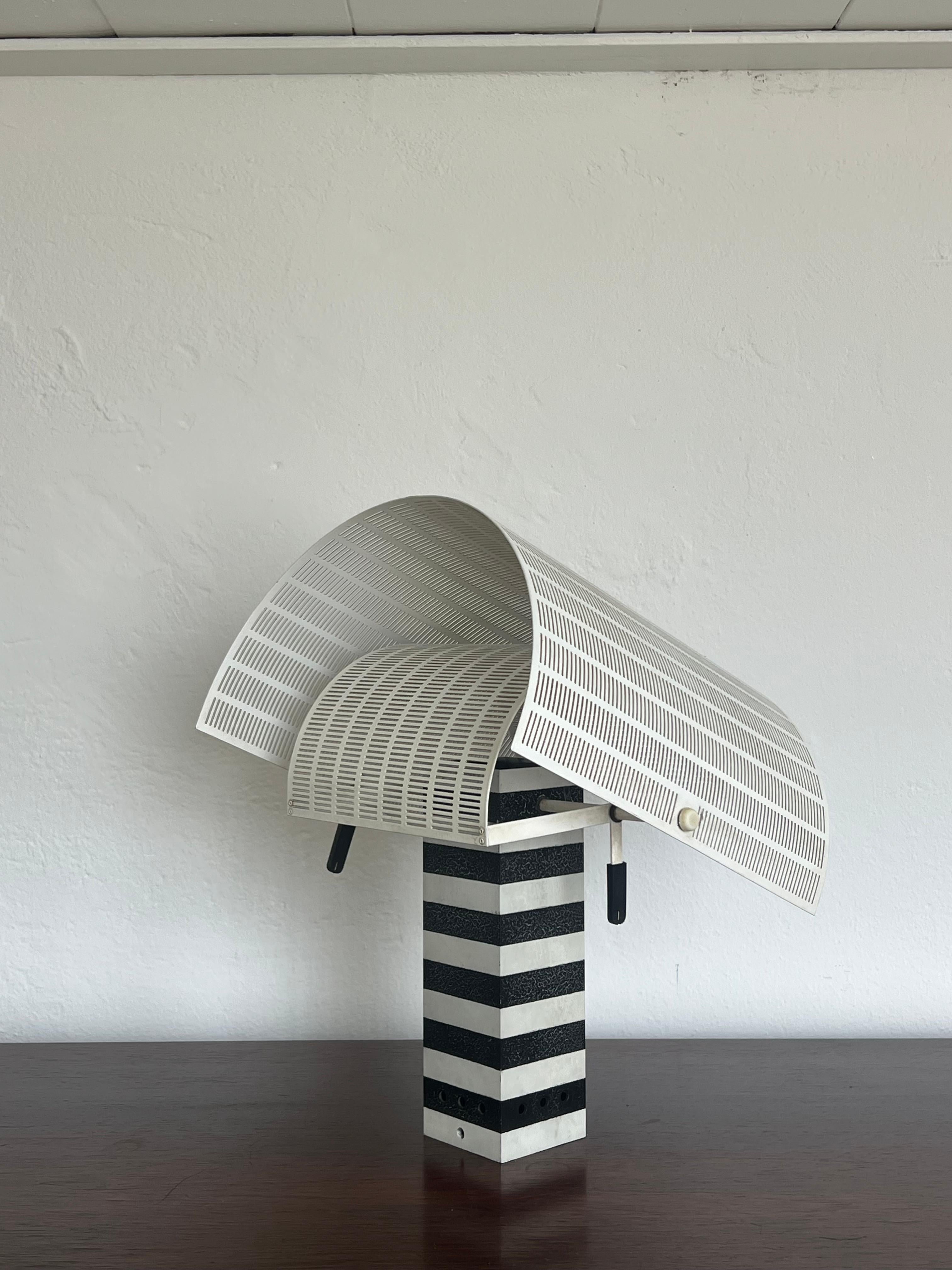 Lampada da parete postmoderna vintage in bianco e nero Shogun Mario Botta Artemide 1986 Italia

Parete postmoderna vintage  lampada di Mario Bott in bianco e nero realizzata in metallo nel 1986 circa, Italia. Un'icona  lampada, modello Shogun,